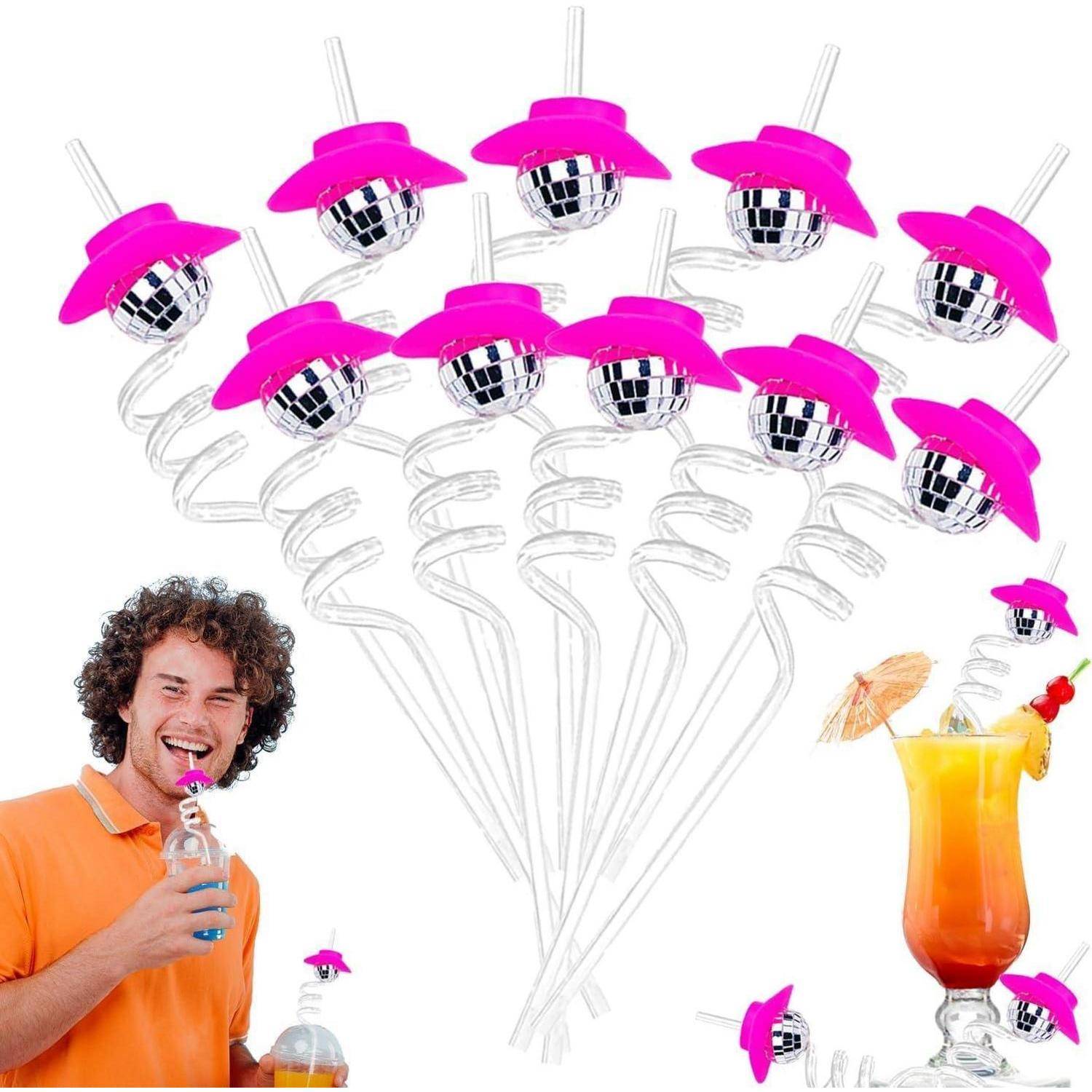 Ein Mann lächelt, während er ein Getränk hält, während mehrere Cocktailrührer mit Diskokugeln-Design oben auseinanderfächern, mit einem farbenfrohen tropischen Cocktail neben ihm.