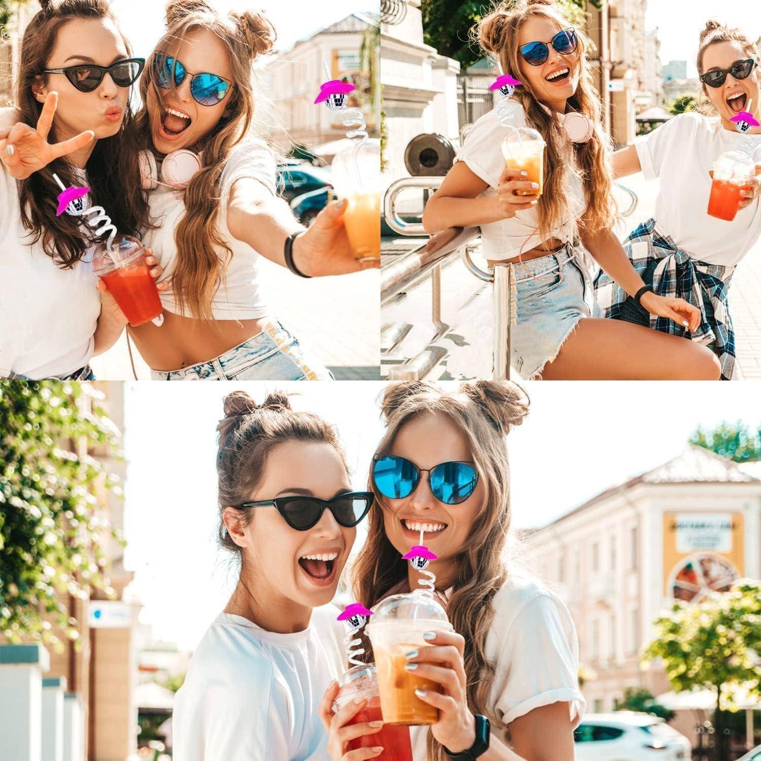 Collage aus zwei jungen Frauen mit Sonnenbrillen, die eisgekühlte Getränke genießen und sich draußen auf einer sonnigen Straße für Selfies in Pose setzen.