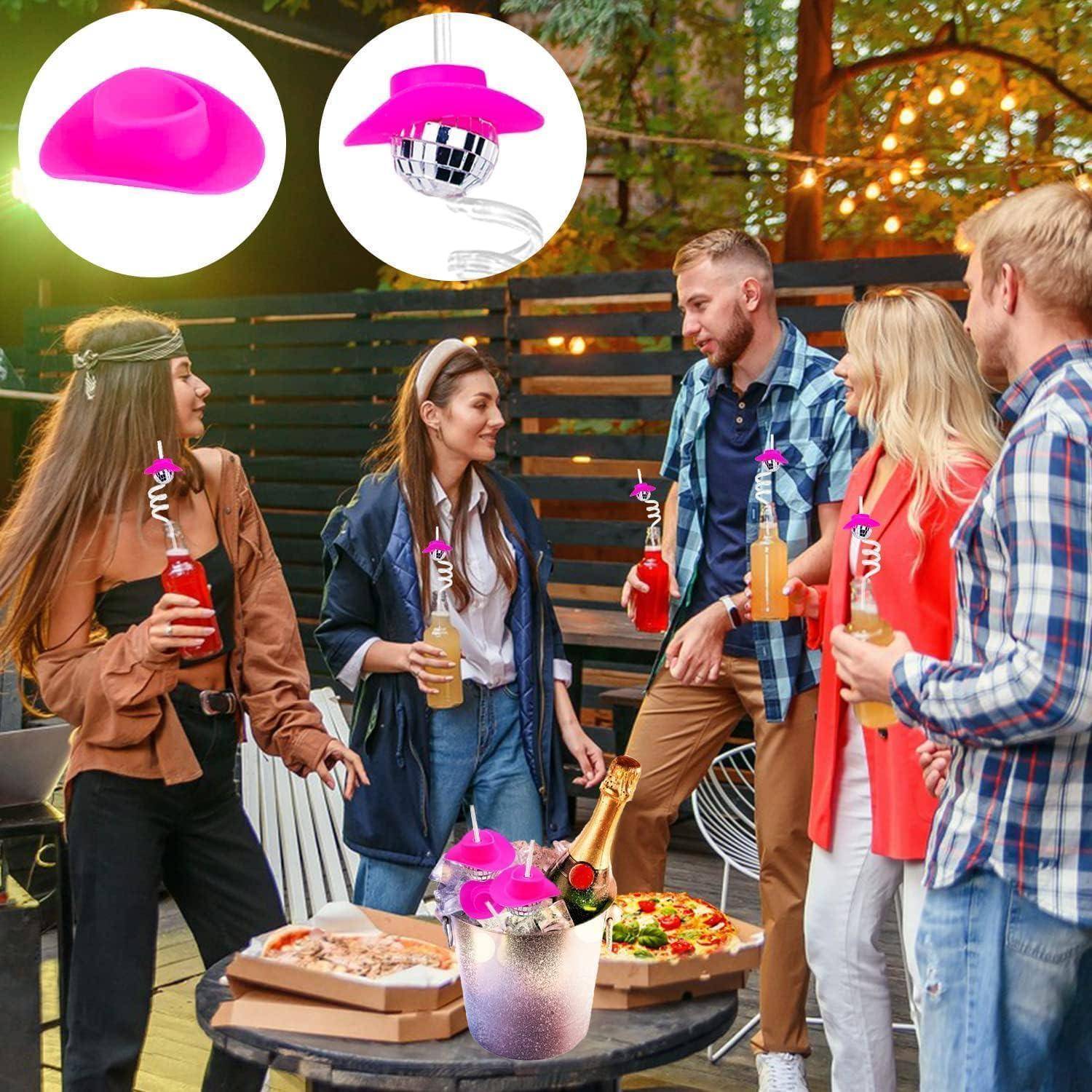 Freunde genießen geselliges Beisammensein auf einer Außenparty mit Pizza, Getränken und einem Eiskübel mit Sekt; eine Detailaufnahme zeigt einen rosa Cocktail-Rührstab mit einer Diskokugel-Spitze.