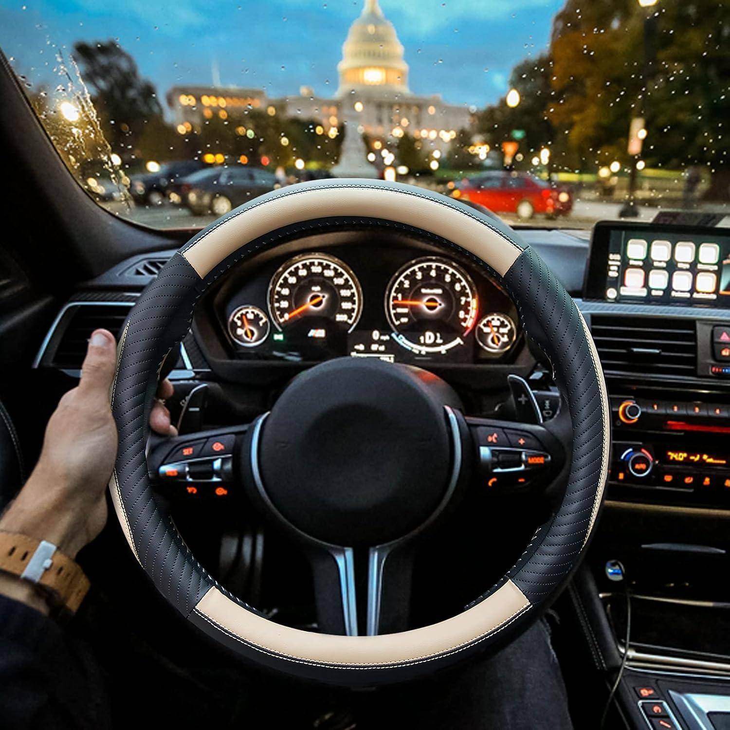 Blick des Fahrers von innen aus einem Auto in der Abenddämmerung, mit Händen am Lenkrad und beleuchtetem Armaturenbrett; das US-Kapitol ist durch die Windschutzscheibe voraus sichtbar.