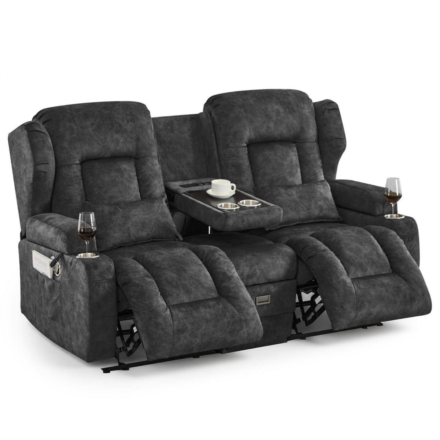 Dunkelgrauer, zweisitziges Relaxliege-Loveseat mit Mittelkonsole, Getränkehaltern und angehobenen Fußstützen auf weißem Hintergrund.