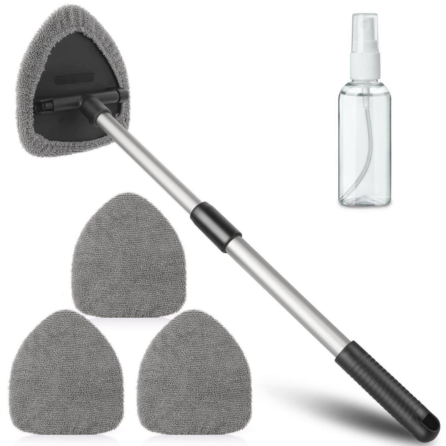 Mikrofaser-Staubwedel mit ausziehbarem Griff, drei Ersatzauflagen und einer Sprühflasche auf weißem Hintergrund.
