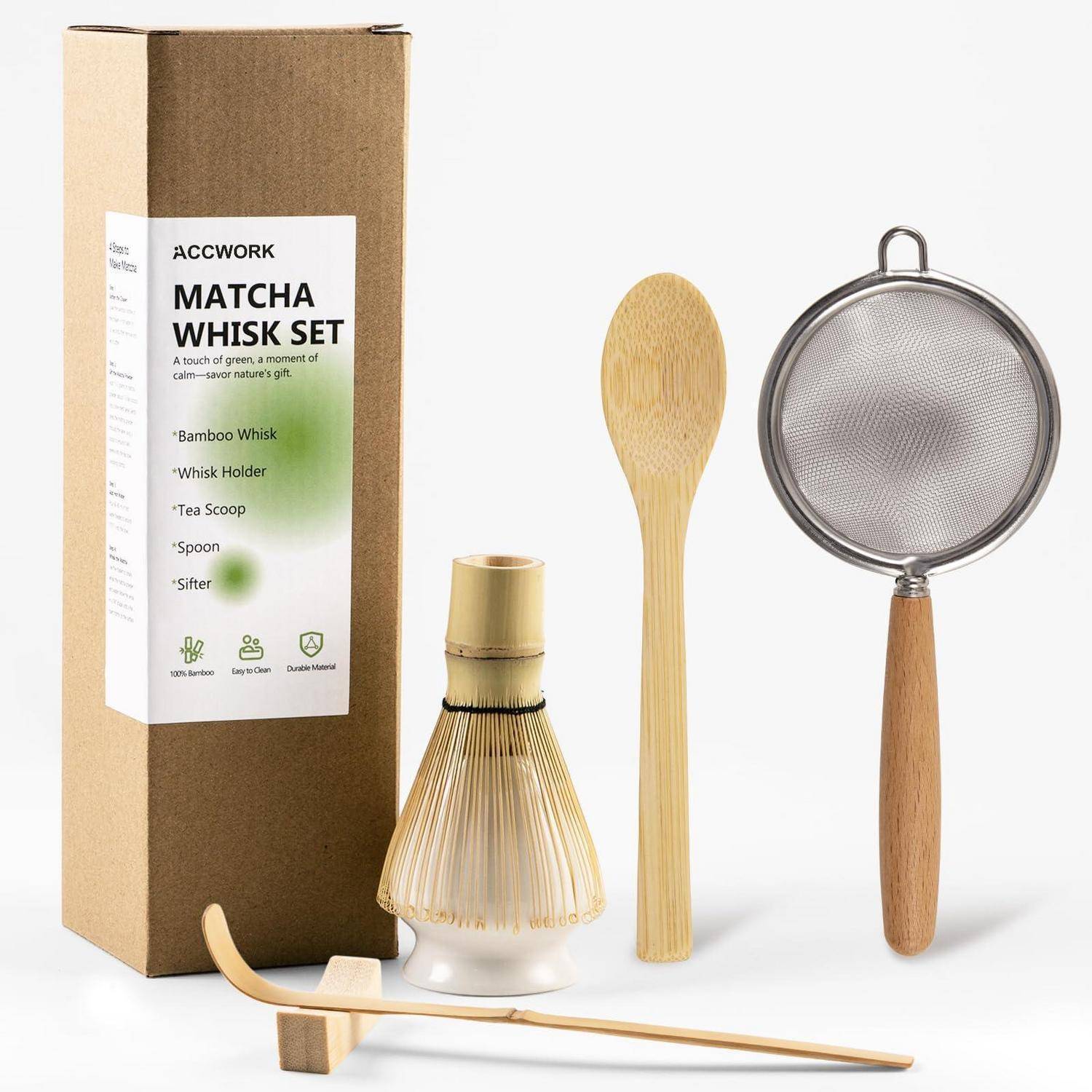 Matcha-Besen-Set mit Kartonverpackung, Bambusbesen, Teelöffel, Sieb und Löffel auf weißem Hintergrund angeordnet.