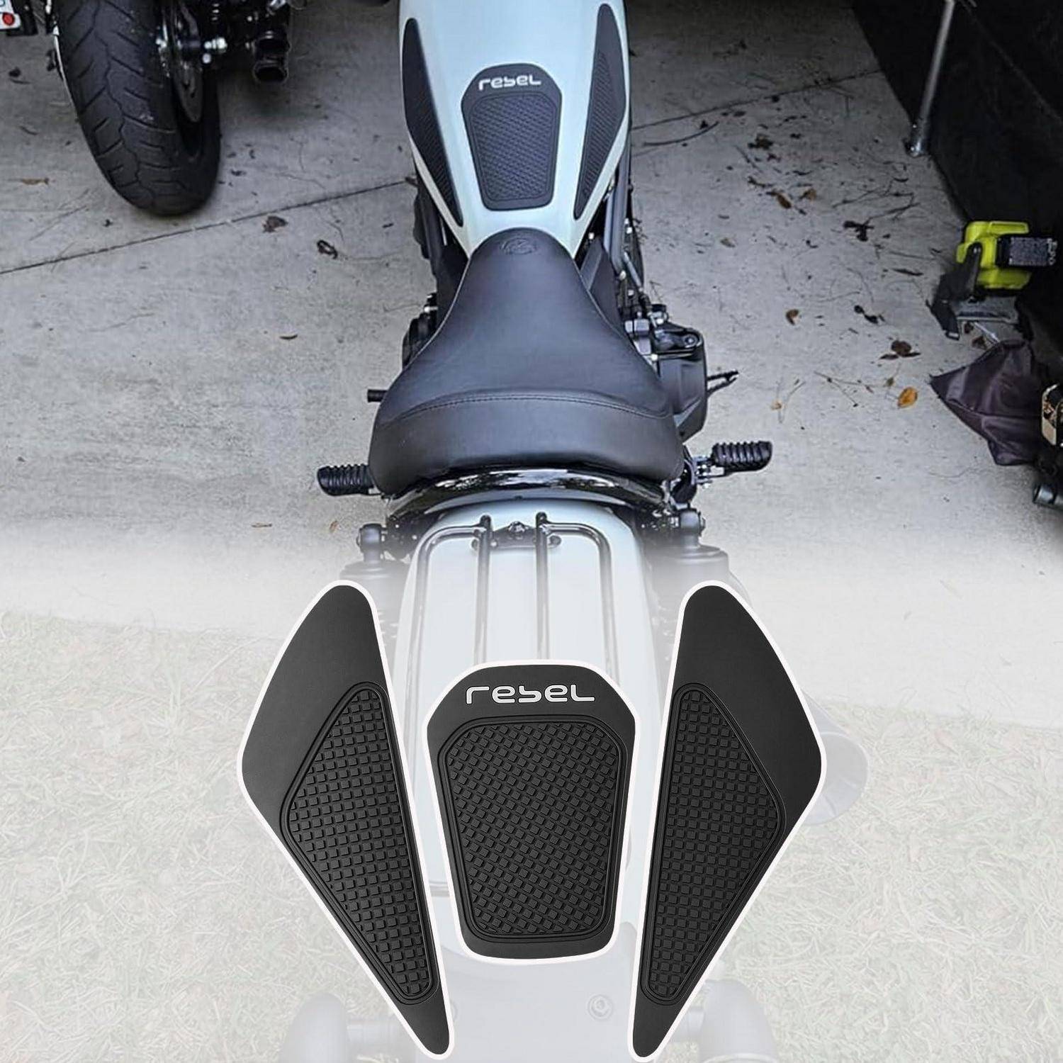 Hinteransicht eines weißen Rebel-Motorrads, das in einer Garage geparkt ist und den Sitz und die hinteren Verkleidungsteile zeigt.
