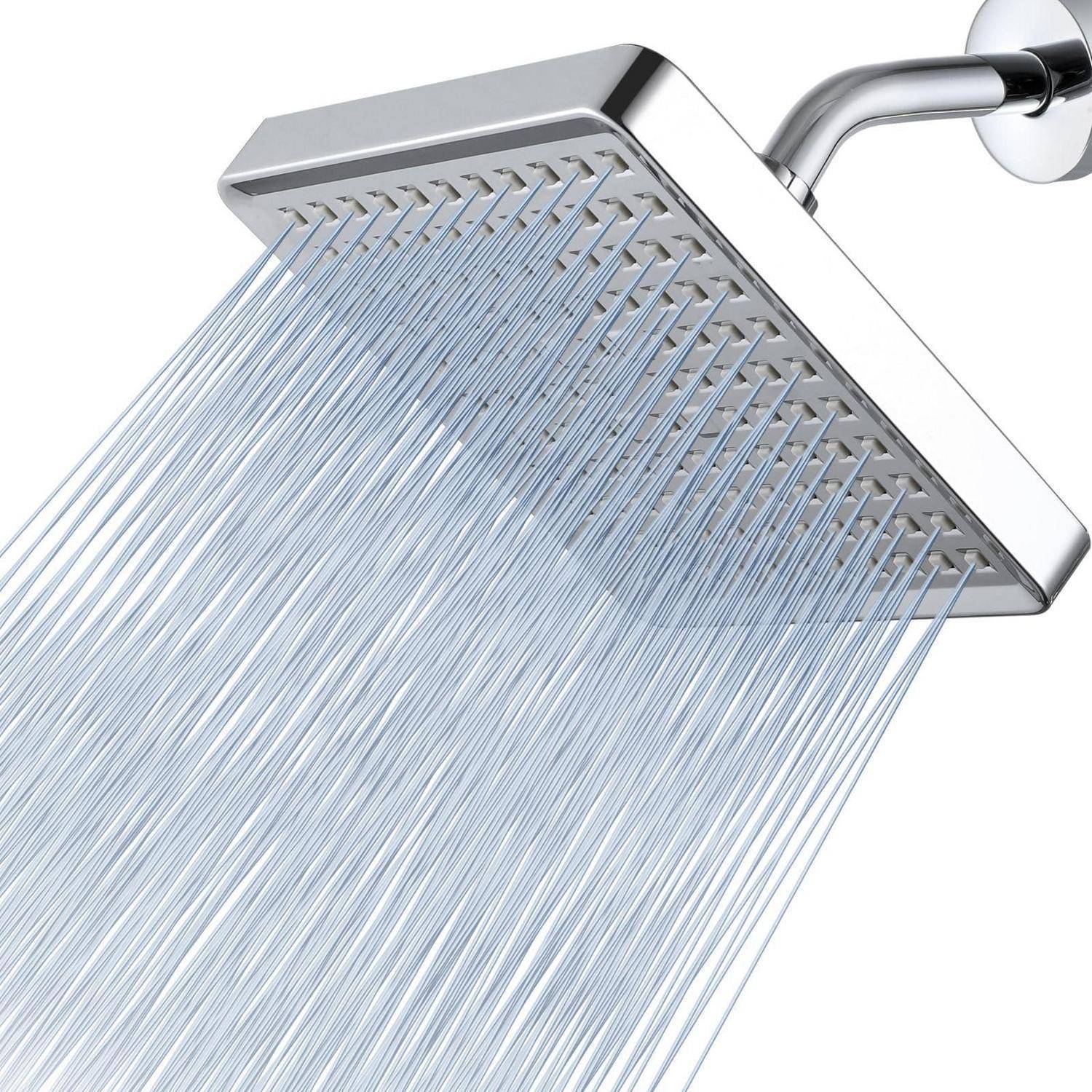 Quadratischer verchromter Regenduschkopf, der viele feine Wasserstrahlen gegen einen weißen Hintergrund sprüht.