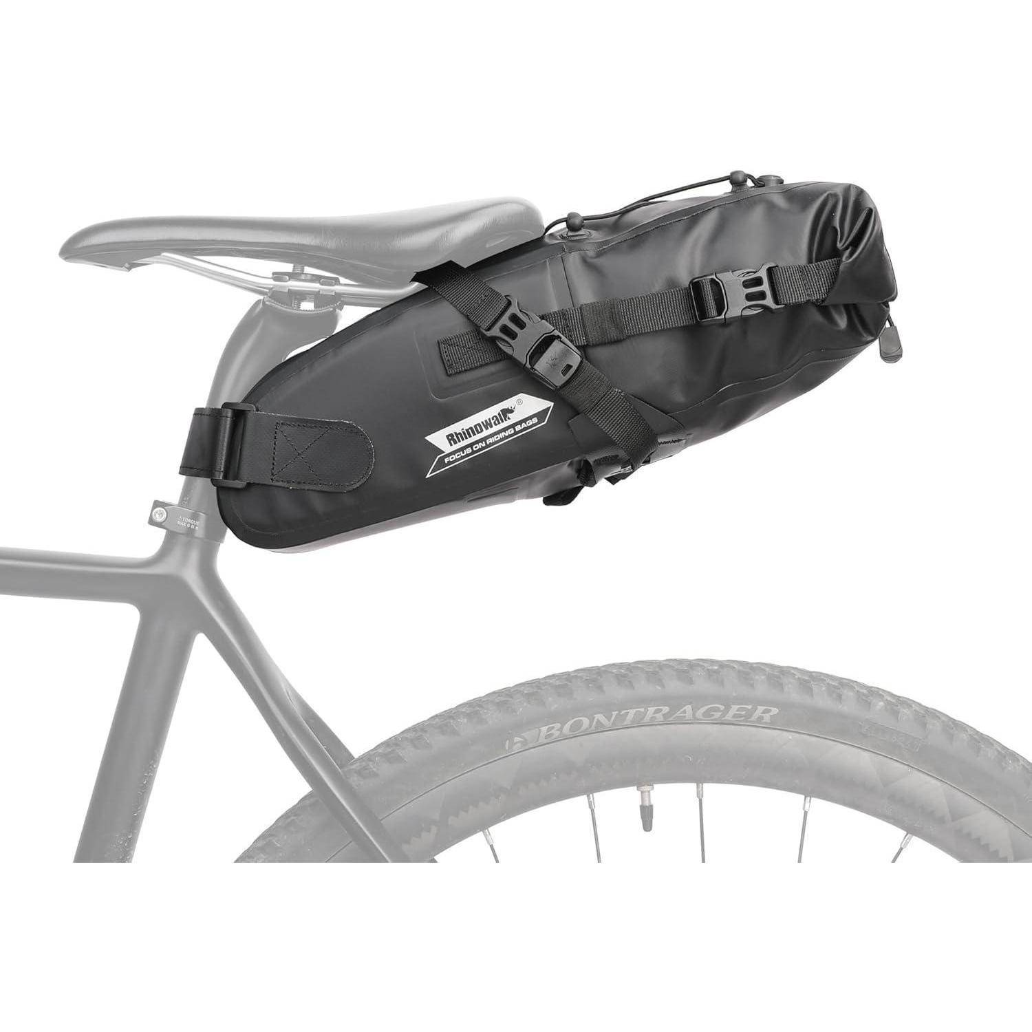 Schwarze Fahrradsatteltasche unter einem Fahrradsattel befestigt und über dem Hinterrad angebracht, mit Schnallenverschlüssen und Logoaufnäher.