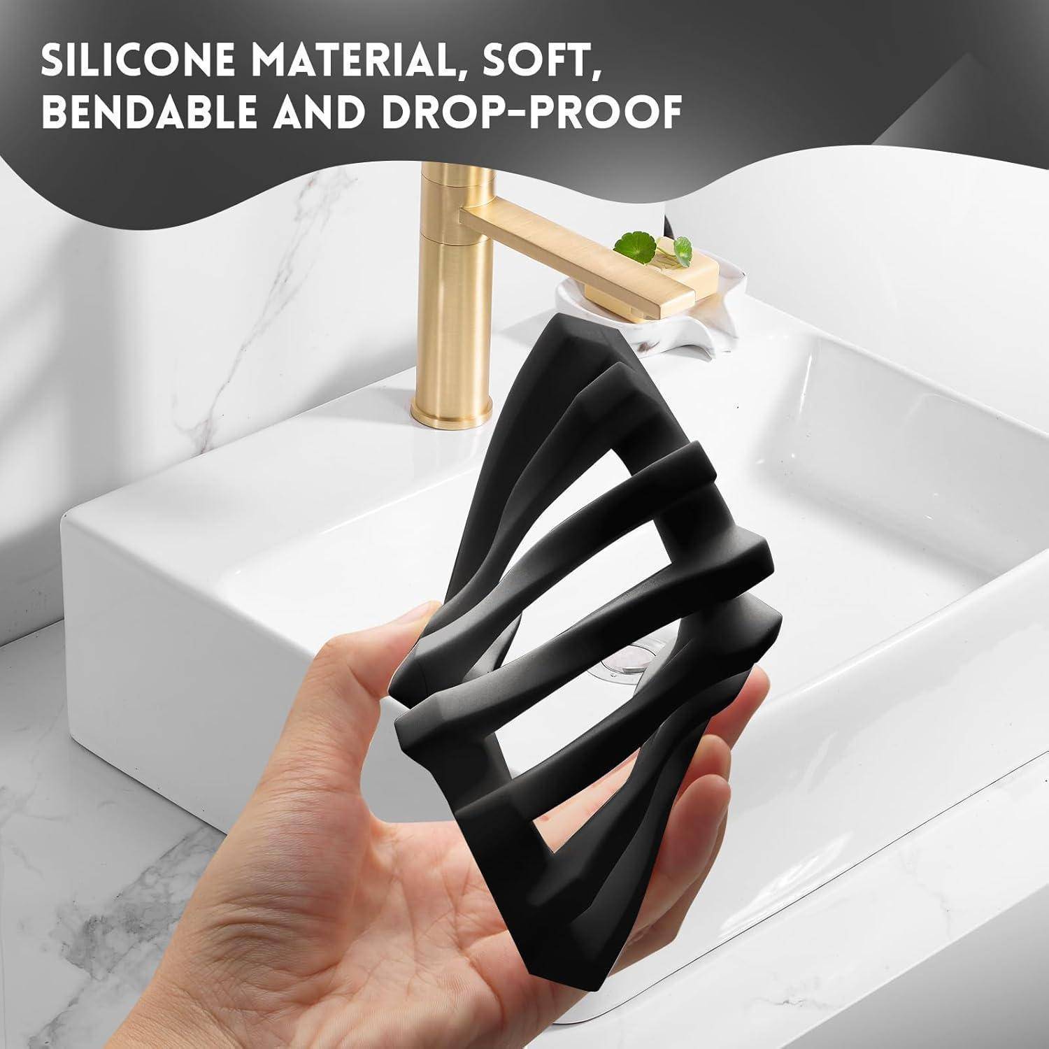 Hand hält eine flexible schwarze Silikon-Abflussabdeckung in einem weißen Badezimmerbecken; Text besagt 