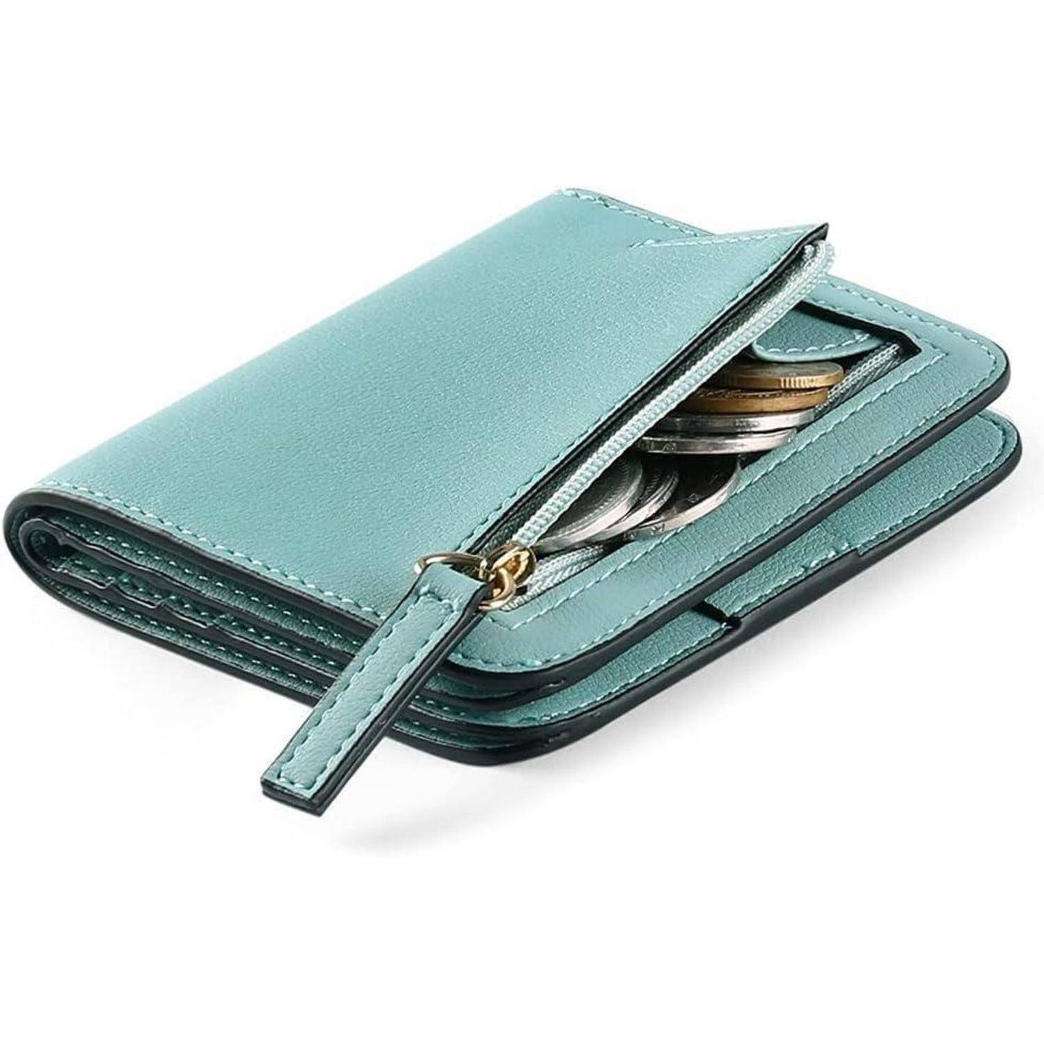 Eine mintgrüne Rundumreißverschlussbrieftasche, teilweise offen, mit Münzen in einem kleinen Fach.