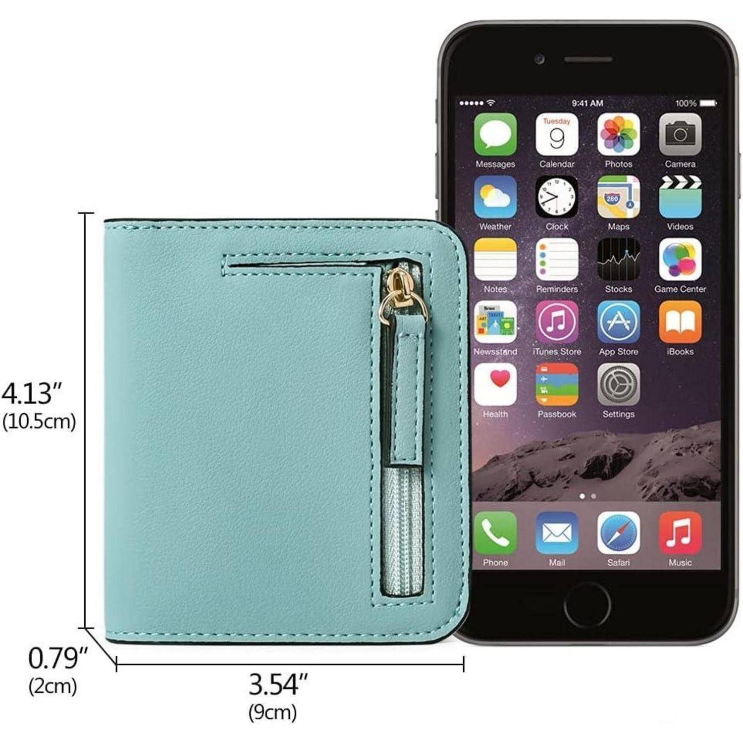 Foto einer hellblauen, mit Reißverschluss versehenen Handy-Geldbörsentasche neben einem iPhone, mit angezeigten Größenmessungen: 4,13 Zoll Höhe, 3,54 Zoll Breite, 0,79 Zoll Tiefe.