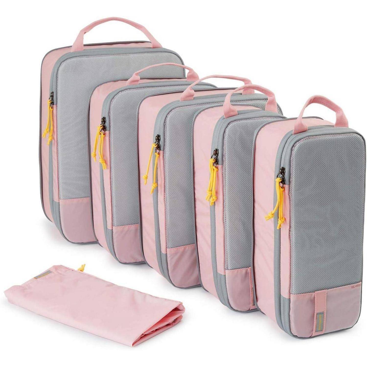 Satz aus rosa und grau gefärbten Packwürfeln mit Reißverschluss und einer flachen Tasche, in mehreren Größen für die Reiseorganisation dargestellt.