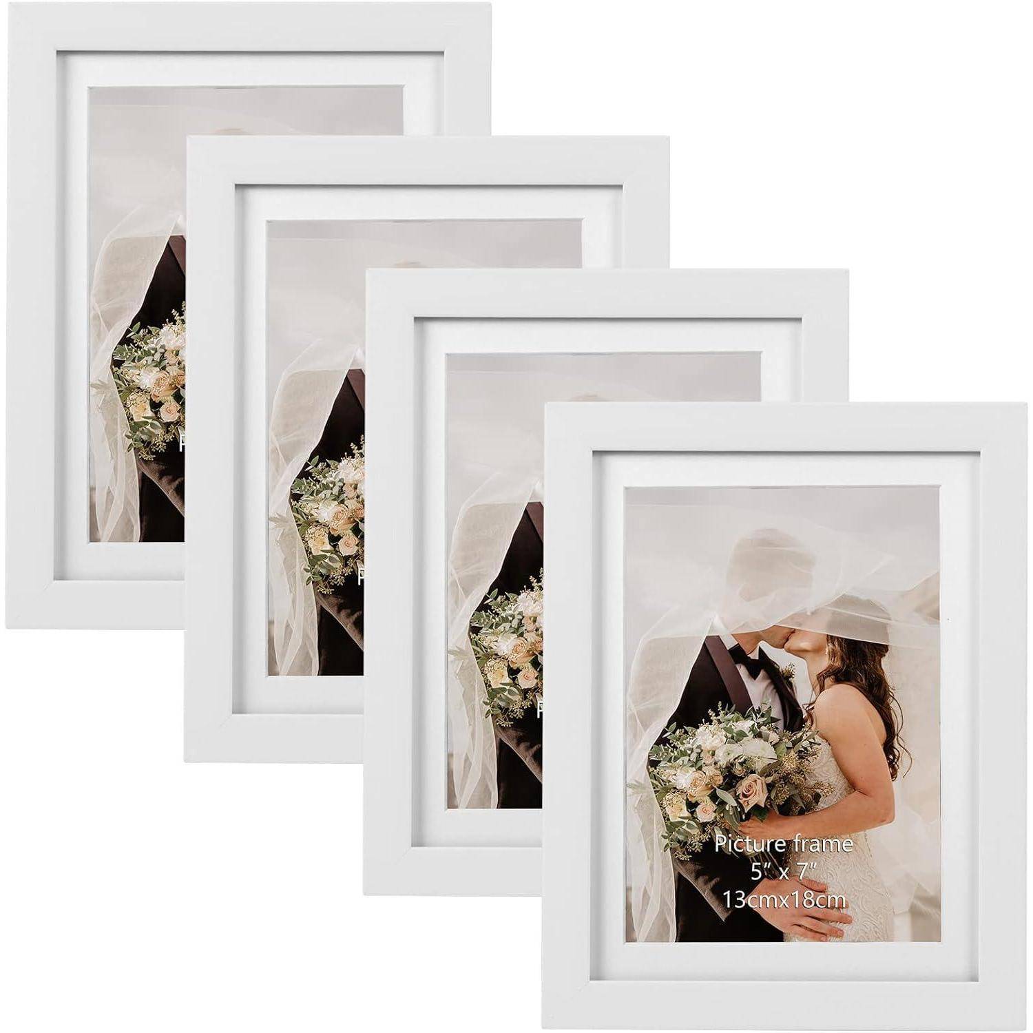 Vier überlappende weiße Bilderrahmen mit einem Hochzeitsfoto eines Paares, beschriftet mit 