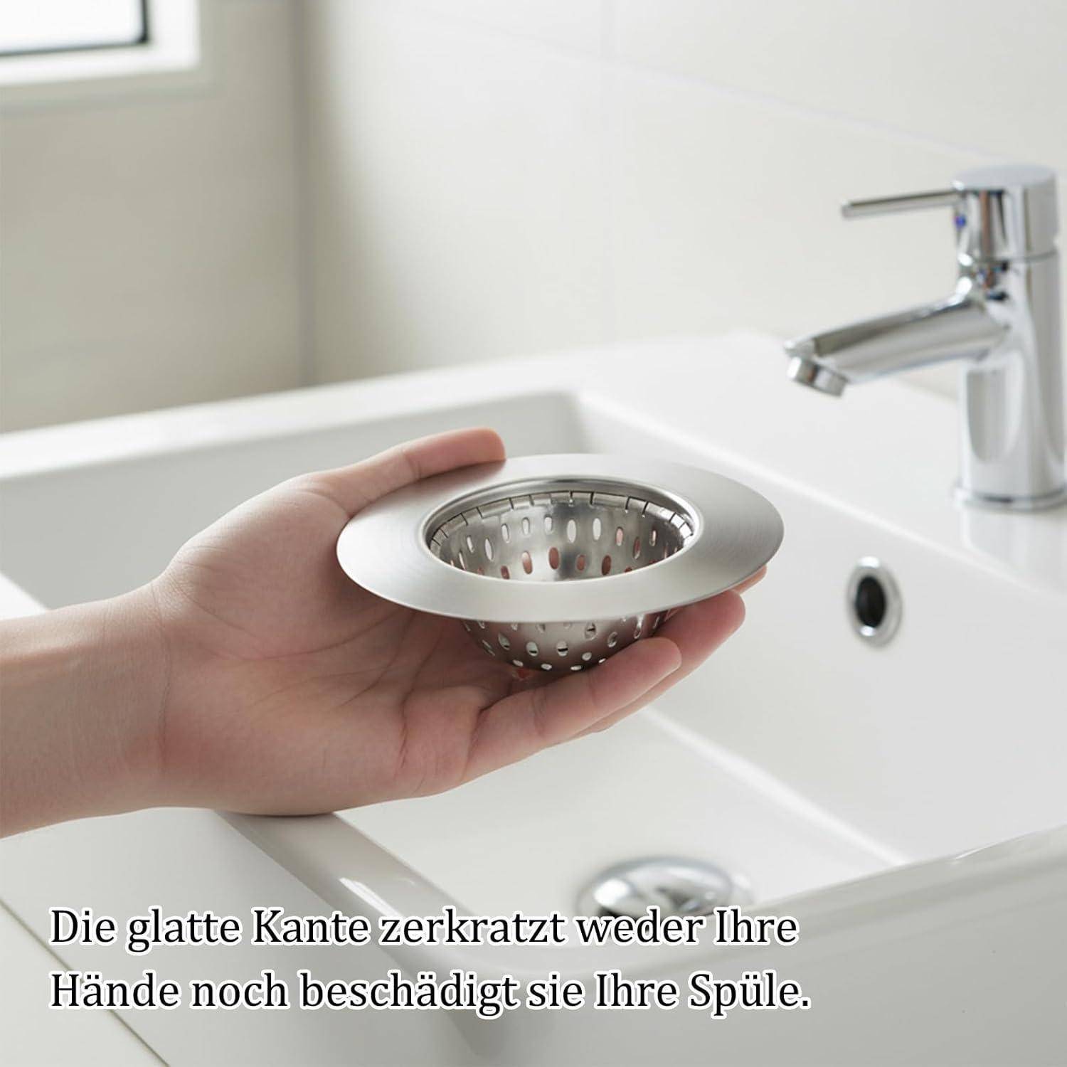 Hand hält einen Edelstahl-Spülensieb über ein weißes Küchenspülbecken und einen Wasserhahn, mit deutschem Text, der besagt, dass die glatte Kante die Hände nicht zerkratzt und das Spülbecken nicht beschädigt.