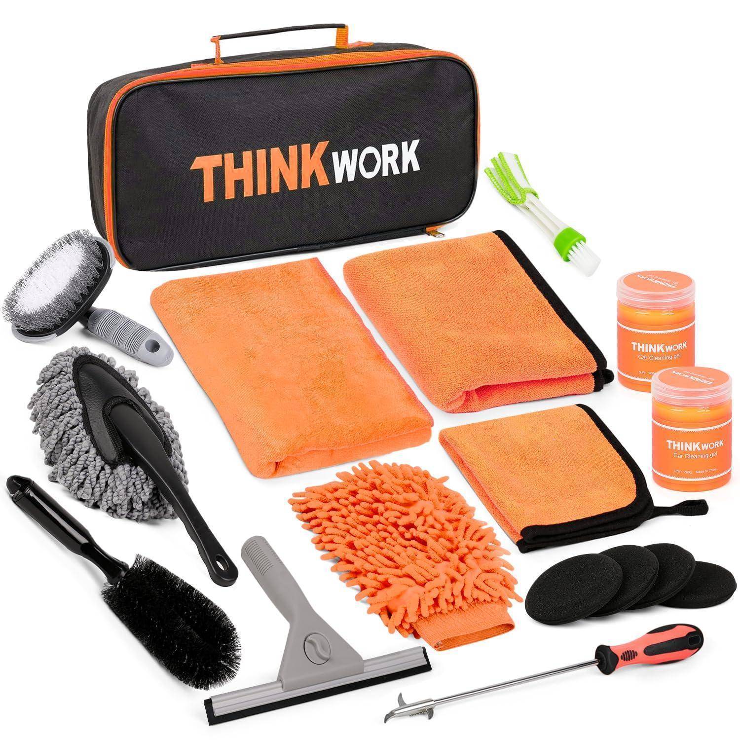 Autoreinigungs-Set mit Thinkwork-Koffer, orangefarbenen Mikrofasertüchern und Handschuhen, Bürsten, Gummiabzieher, Radbürste, Schwämmen und Reinigungsbehältern auf weißem Hintergrund.