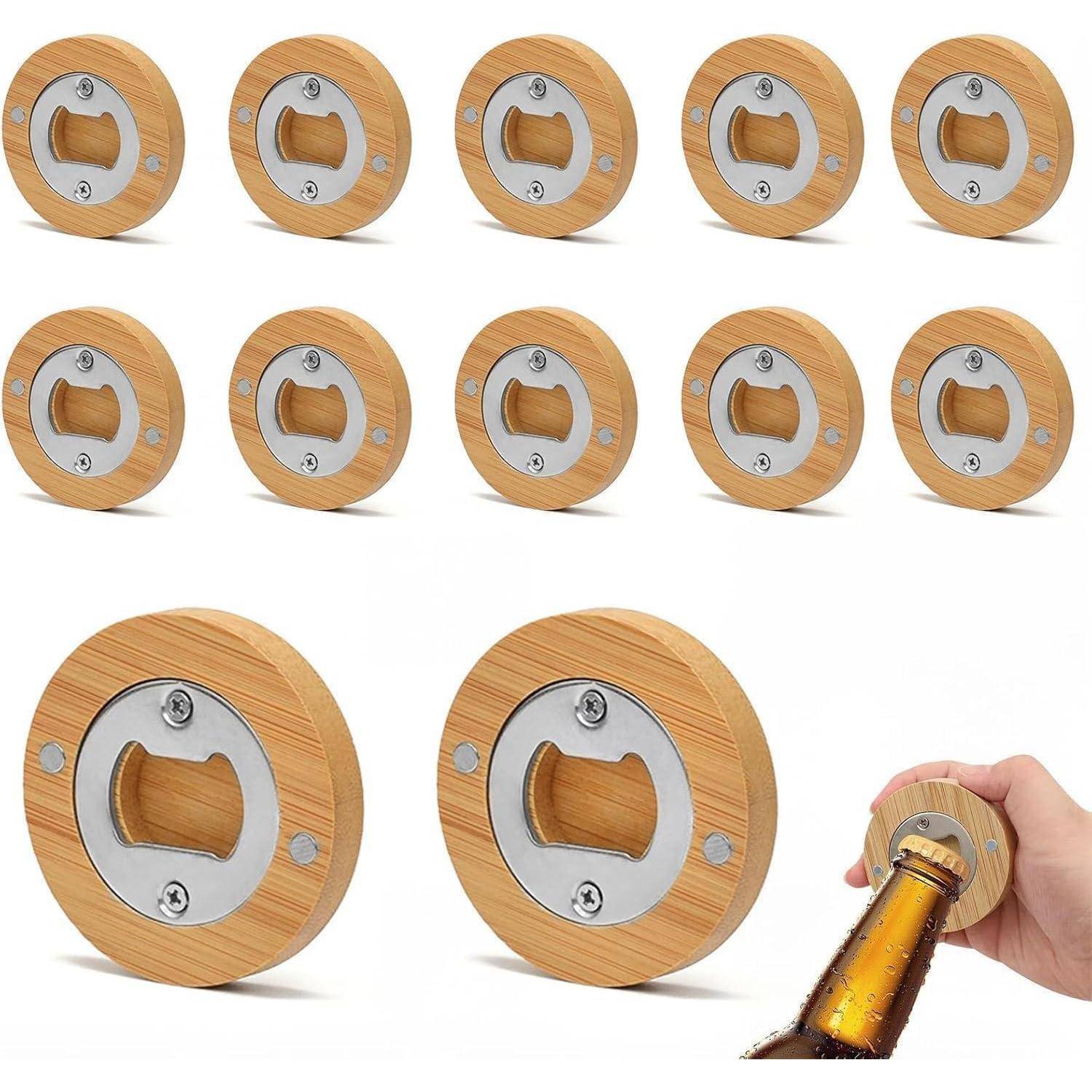 Bambusflaschenöffner in verschiedenen Größen, wobei einer gerade eine Bierflasche öffnet.