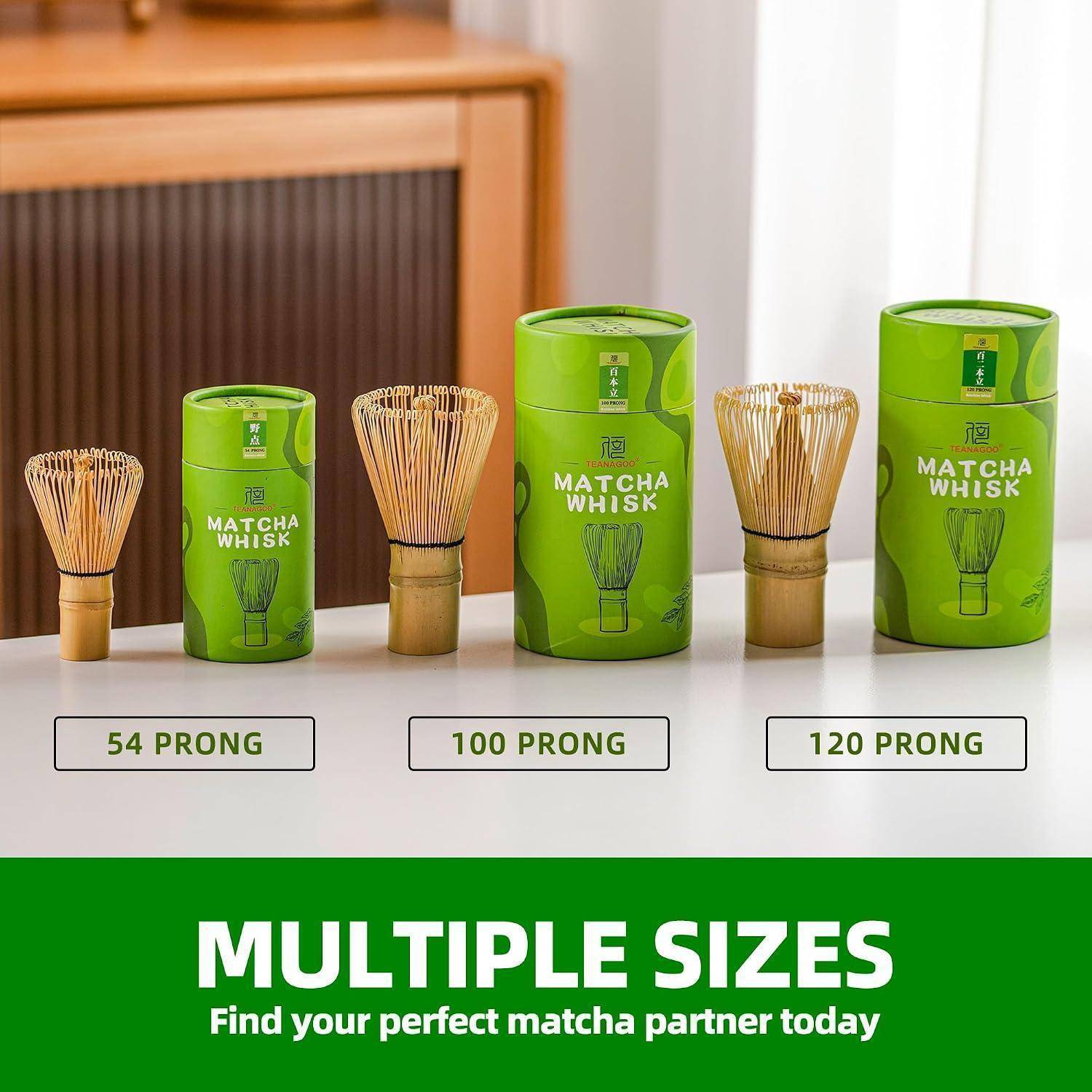 Produktanzeige mit Vergleich von drei Matcha-Besen in den Größen 54, 100 und 120 Zinken, mit grüner Verpackung und der Beschriftung „MEHRERE GRÖSSEN".