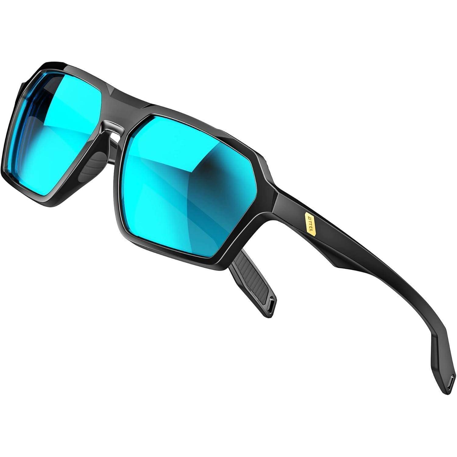 Schwarze kantige Sonnenbrillen mit blauen verspiegelten Gläsern und einem kleinen gelben Logo auf dem Bügel, gezeigt auf weißem Hintergrund.