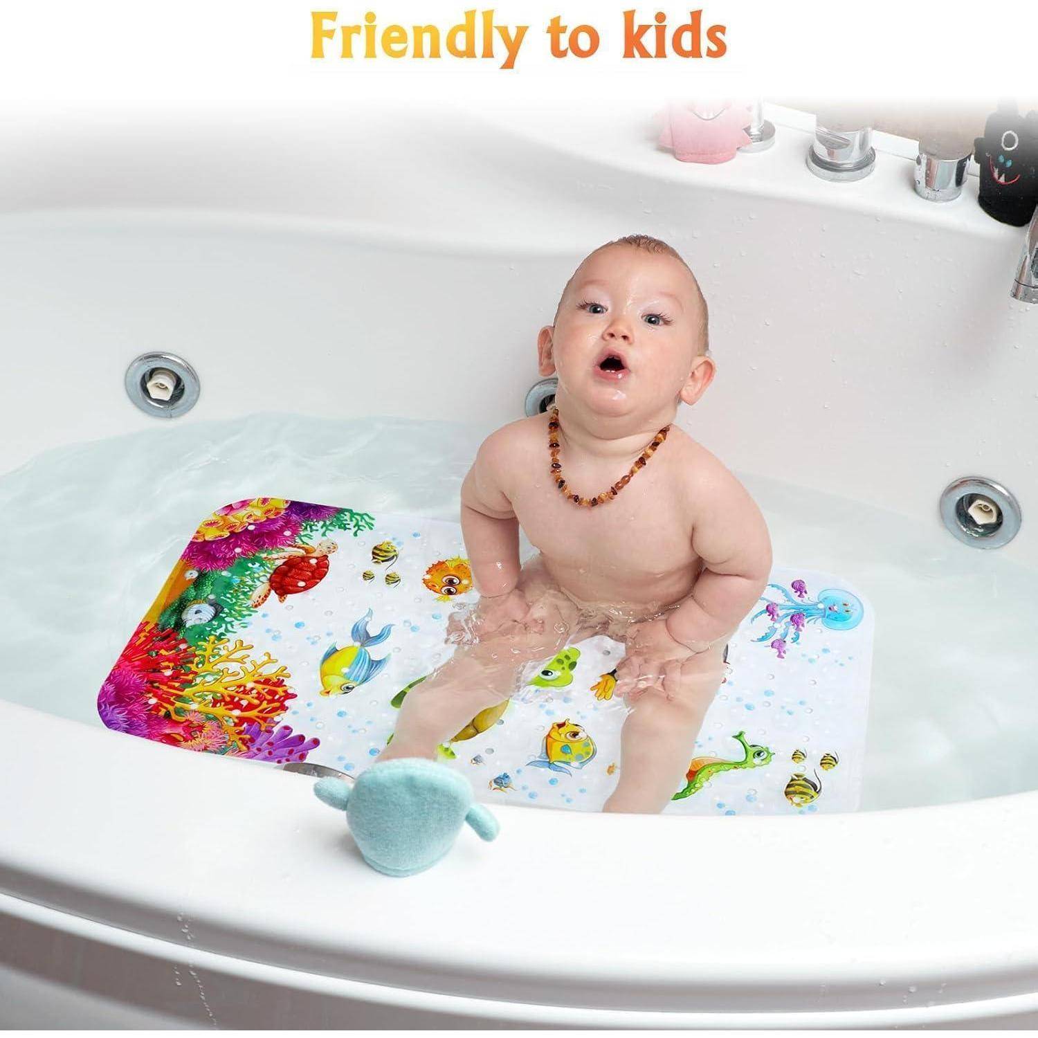Baby sitzt auf einer farbenfrohen Badmatte in einer Badewanne, mit dem Text „Kinderfreundlich