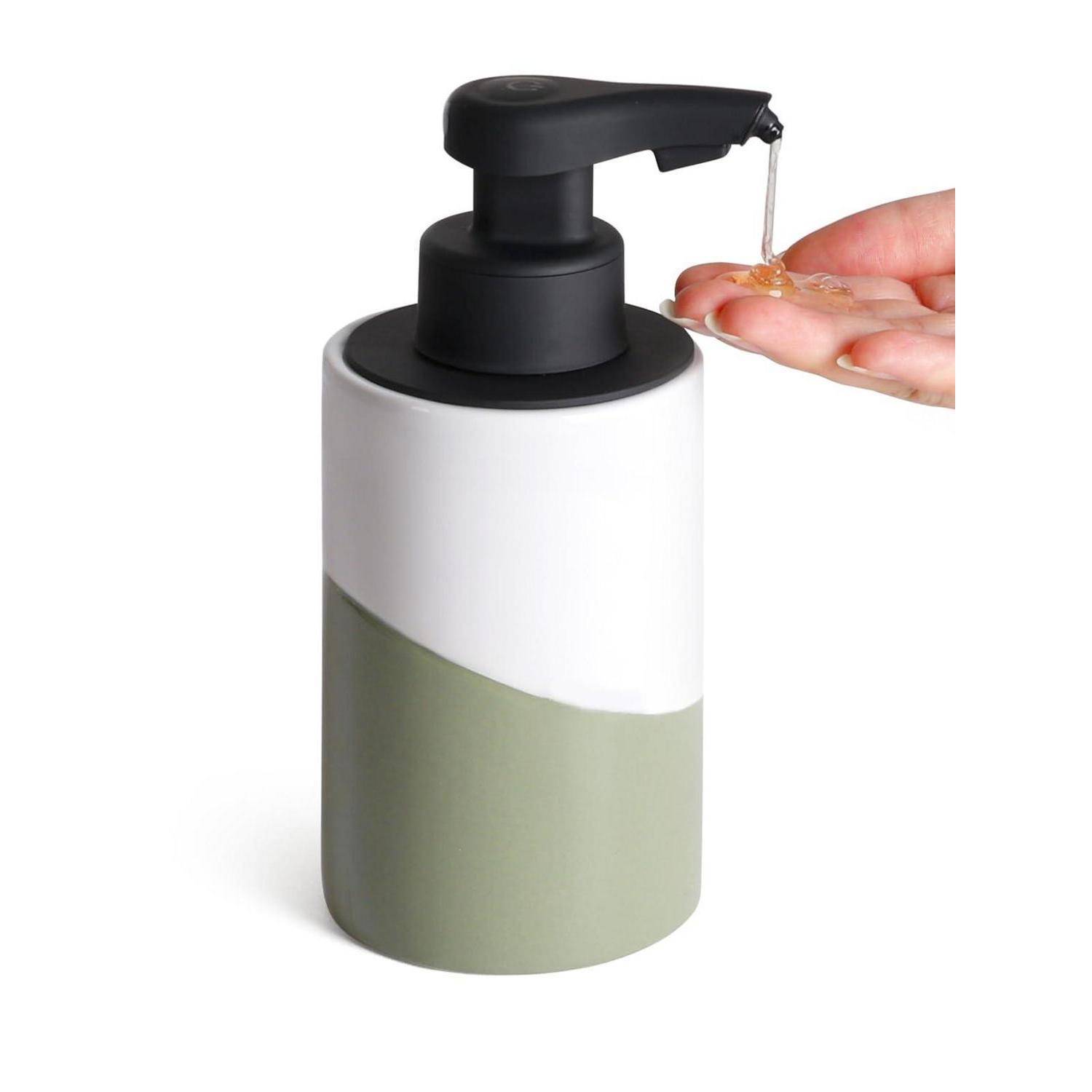 Pumpspenderflasche mit schwarzer Pumpe, die Flüssigkeit in die Hand einer Person abgibt.