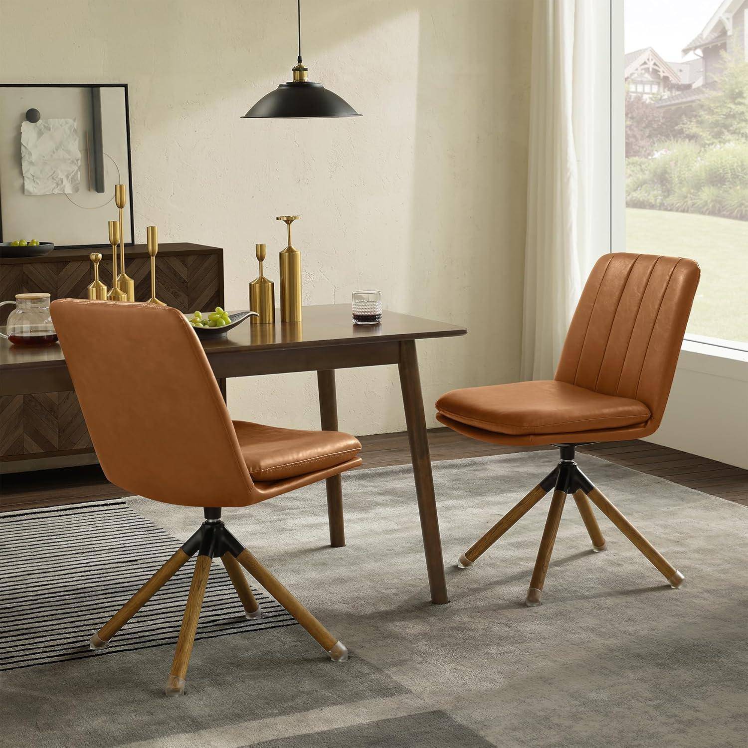 Modernes Esszimmer mit einem dunklen Holztisch, zwei beigen Drehstühlen und einem großen Fenster, das natürliches Licht hereinbringt.