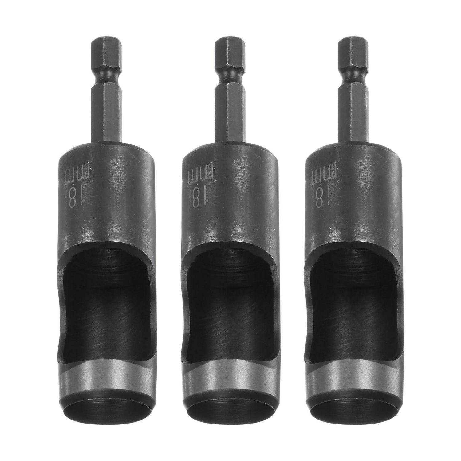 Drei schwarze Metallsteckdosen-Bitadapter mit Sechskantschäften und seitlichen Ausschnitten, aufrecht auf weißem Hintergrund angeordnet.