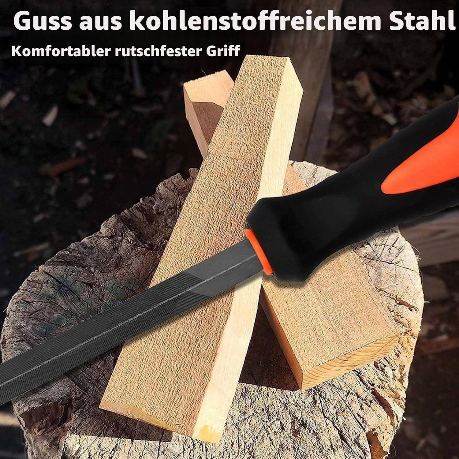 Nahaufnahme einer Handsäge mit schwarzem orangefarbenem Griff, der einen Holzblock auf einem Baumstamm schneidet; deutscher Text liest sich wie folgt: „Guss aus kohlenstoffreichem Stahl" und „Komfortabler rutschfester Griff"".