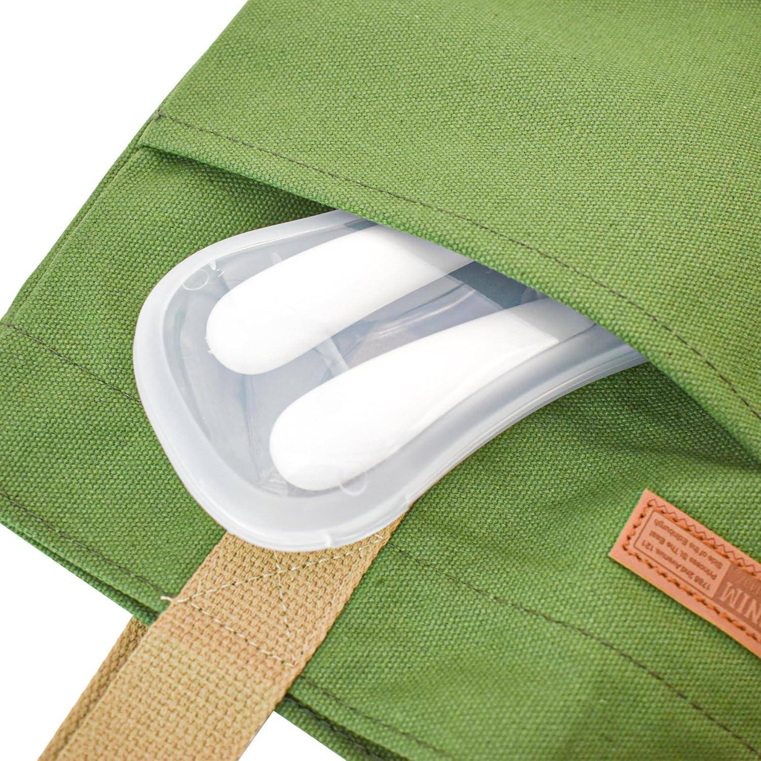 Grüne Stofftasche, die eine klare Kunststoffkapsel mit zwei weißen Ohrstöpseln hält, in Nahaufnahme auf weißem Hintergrund gezeigt.