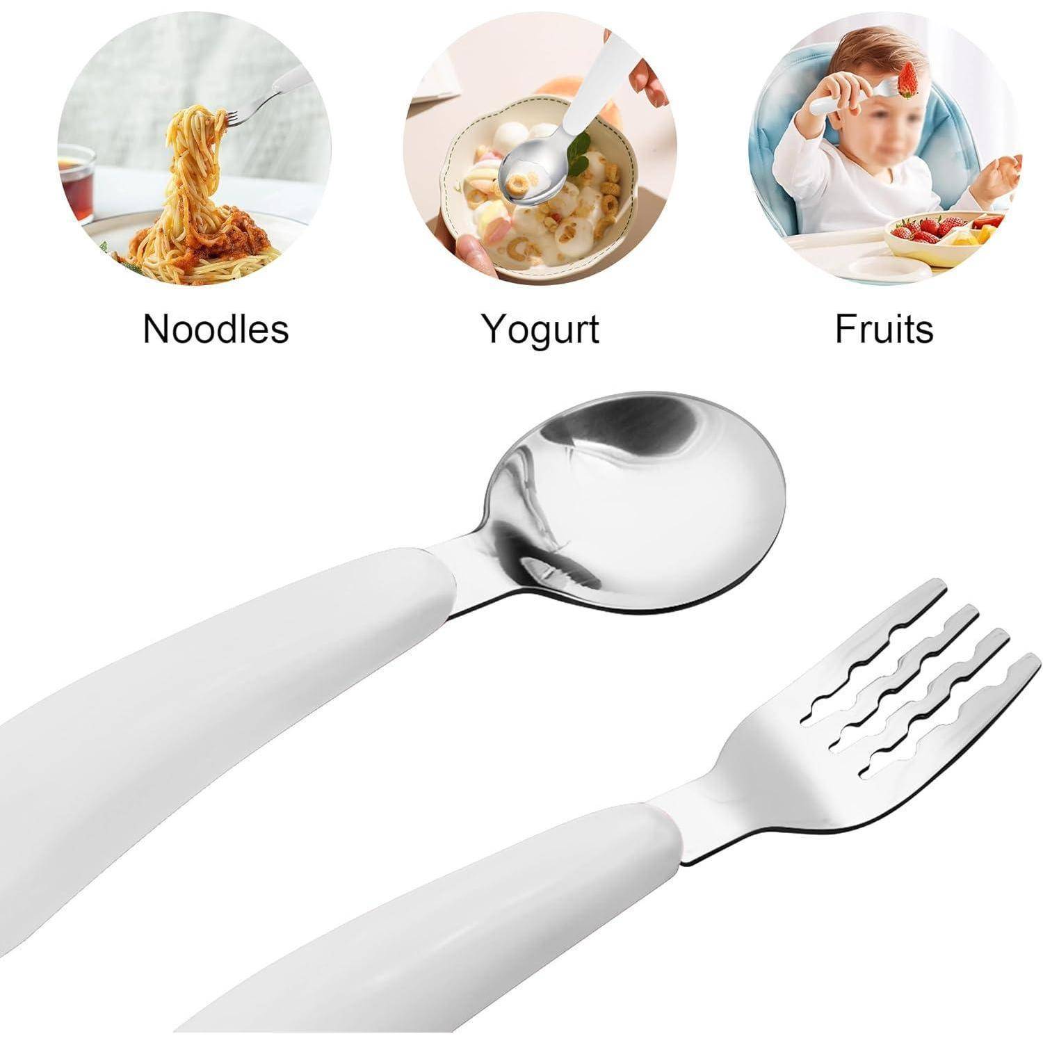 Weißer Löffel und Gabel, die für Kinder entworfen wurden und als geeignet für Nudeln, Joghurt und Obst dargestellt werden.