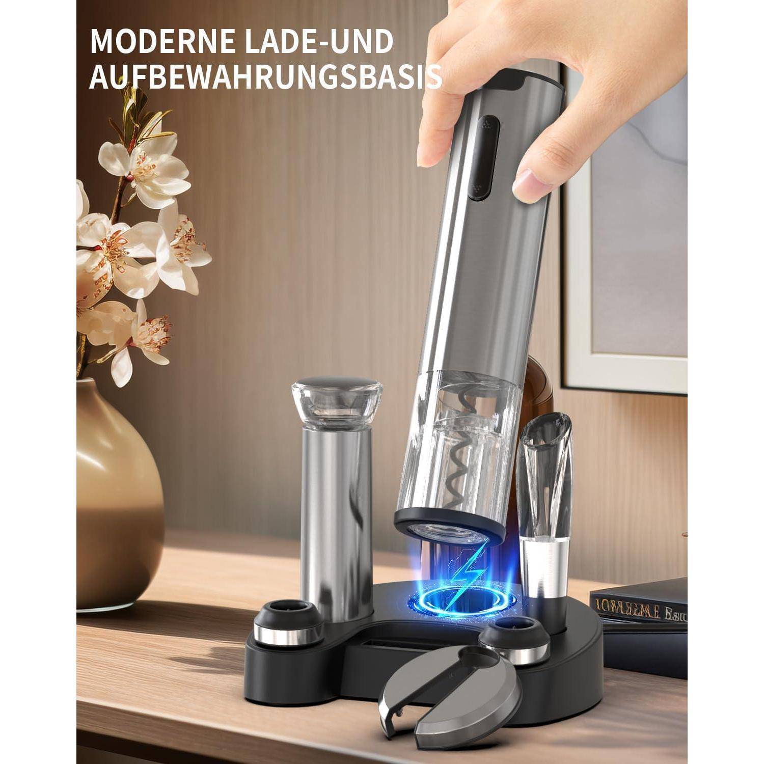 Hand legt einen silbernen elektrischen Weinöffner auf eine Lade- und Aufbewahrungsbasis mit Korkenzieher-Zubehör; der Text lautet „MODERNE LADE- UND AUFBEWAHRUNGSBASIS