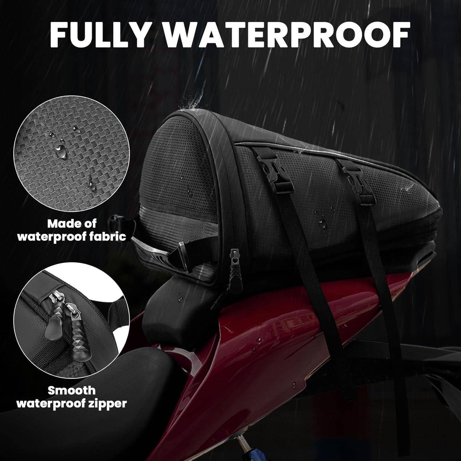 Anzeige für eine Motorrad-Hecktasche im Regen, mit Text "VOLLSTÄNDIG WASSERDICHT"" und Hinweisen auf wasserdichtes Gewebe und einen glatten wasserdichten Reißverschluss.