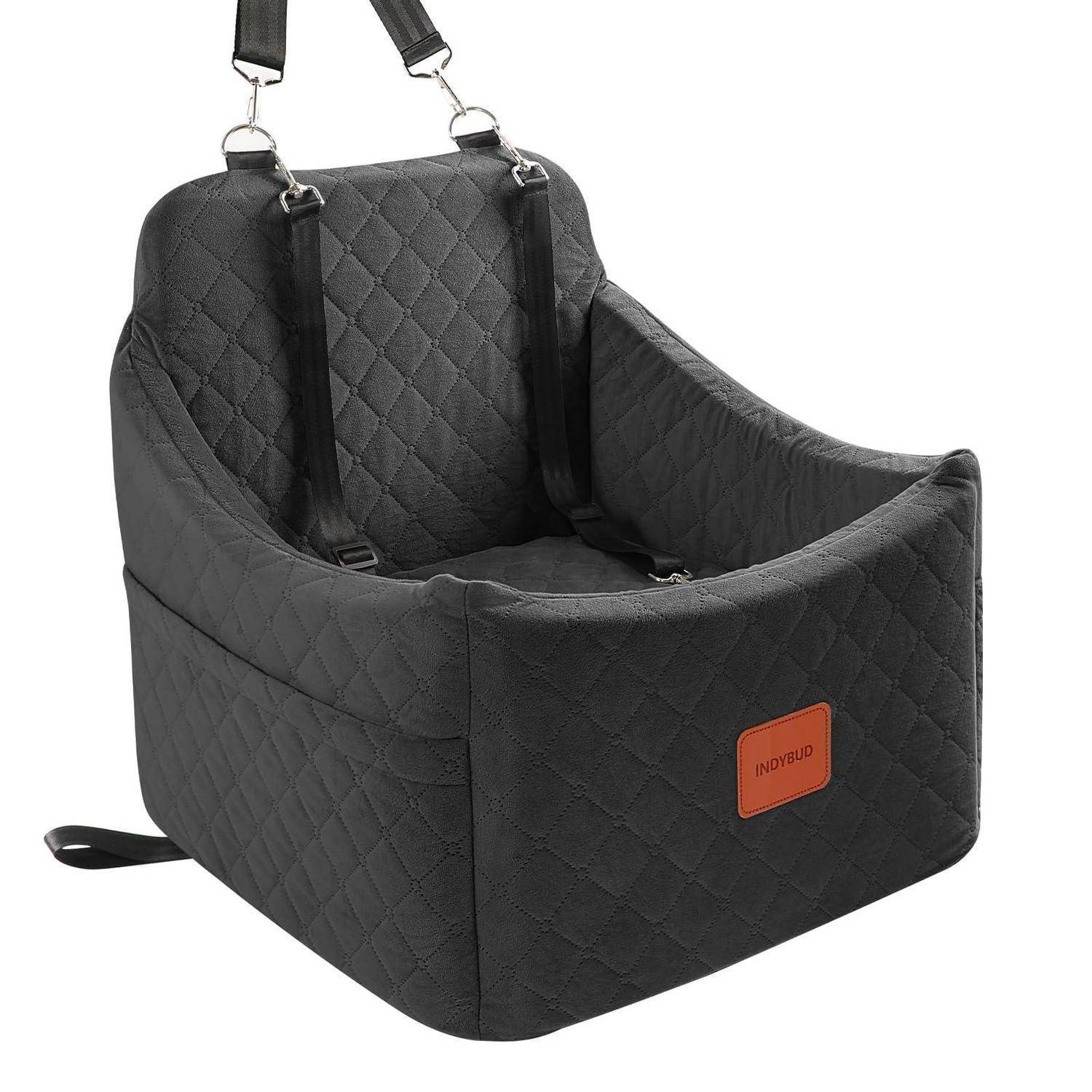 Schwarzer gesteppter Autositz oder Boostersitz für Haustiere mit Aufhängeschlaufen und einem orangefarbenen Frontschild auf weißem Hintergrund.