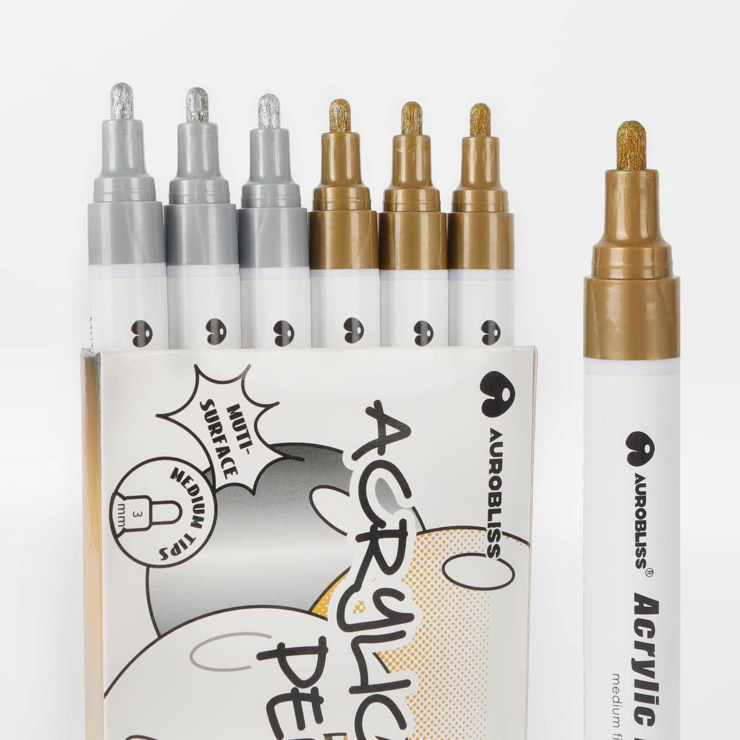Kastenset aus metallischen silbernen und goldenen Acrylfarbenmarkern, mit einem goldenen Marker, der neben der Verpackung steht.