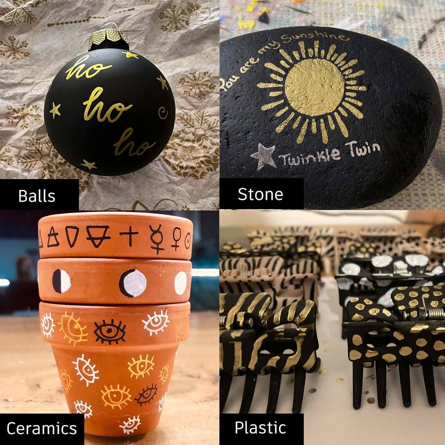 Vier beschriftete Beispiele von bemalten Handwerksartikeln: eine Weihnachtskugel, ein Stein mit Sonnenmotiv, gestapelte Keramiktöpfe und gemusterte Kunststoffclips.