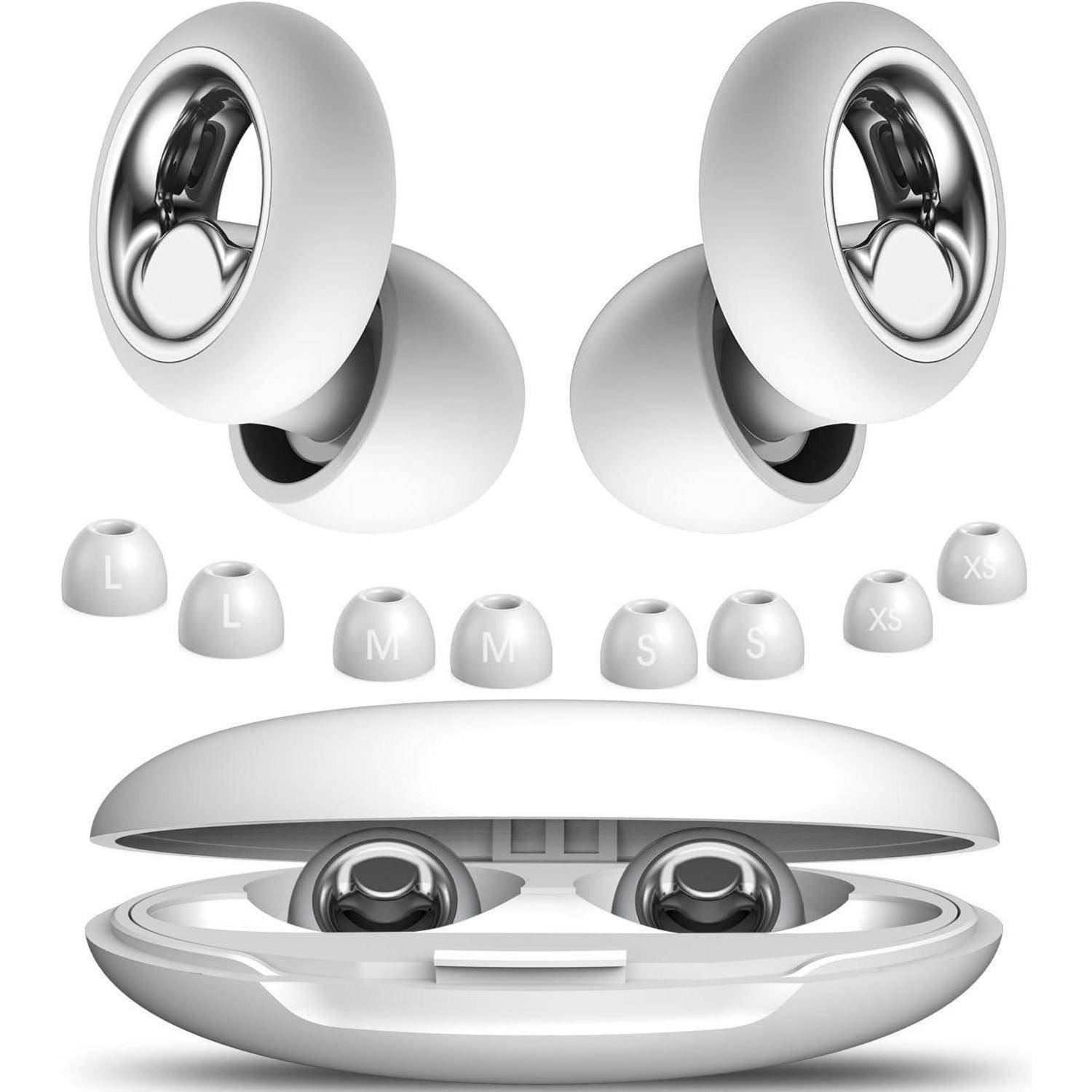 Kabellose In-Ear-Kopfhörer in einem Ladegehäuse, gezeigt mit mehreren Größen von Silikon-Ohrstöpseln mit den Bezeichnungen L, M, S und XS.