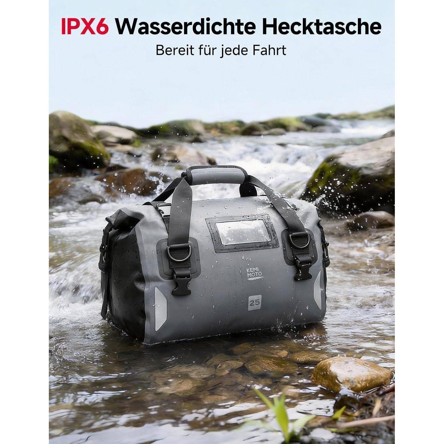 Wasserdichte graue Rollverschluss-Reisetasche, die in einem flachen Bach steht, mit deutschem Text „IPX6 Wasserdichte Hecktasche" und „Bereit für jede Fahrt"" darüber.