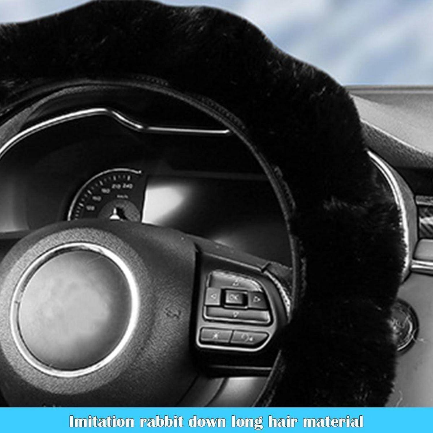 Nahaufnahme eines Autolenkrads mit schwarzem Kunstkaninchenfell überzogen, mit der Beschriftung „Imitations-Kaninchenfell Langhaarmaterial".