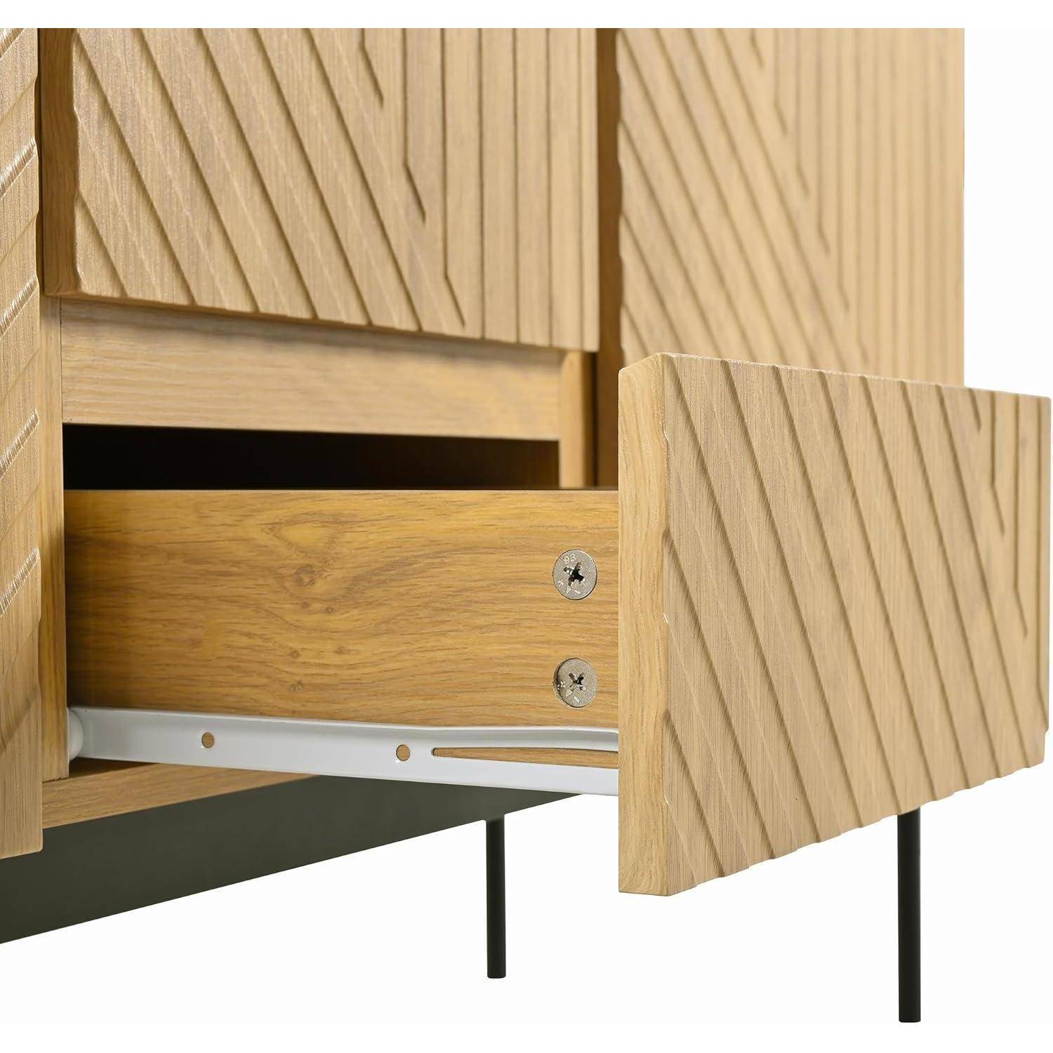Nahaufnahme einer geöffneten Schublade aus Holz eines Schranks, die die Schubladenvorderseite, die innere Schiene und die diagonale Holzmaserung auf den Türpaneelen zeigt.