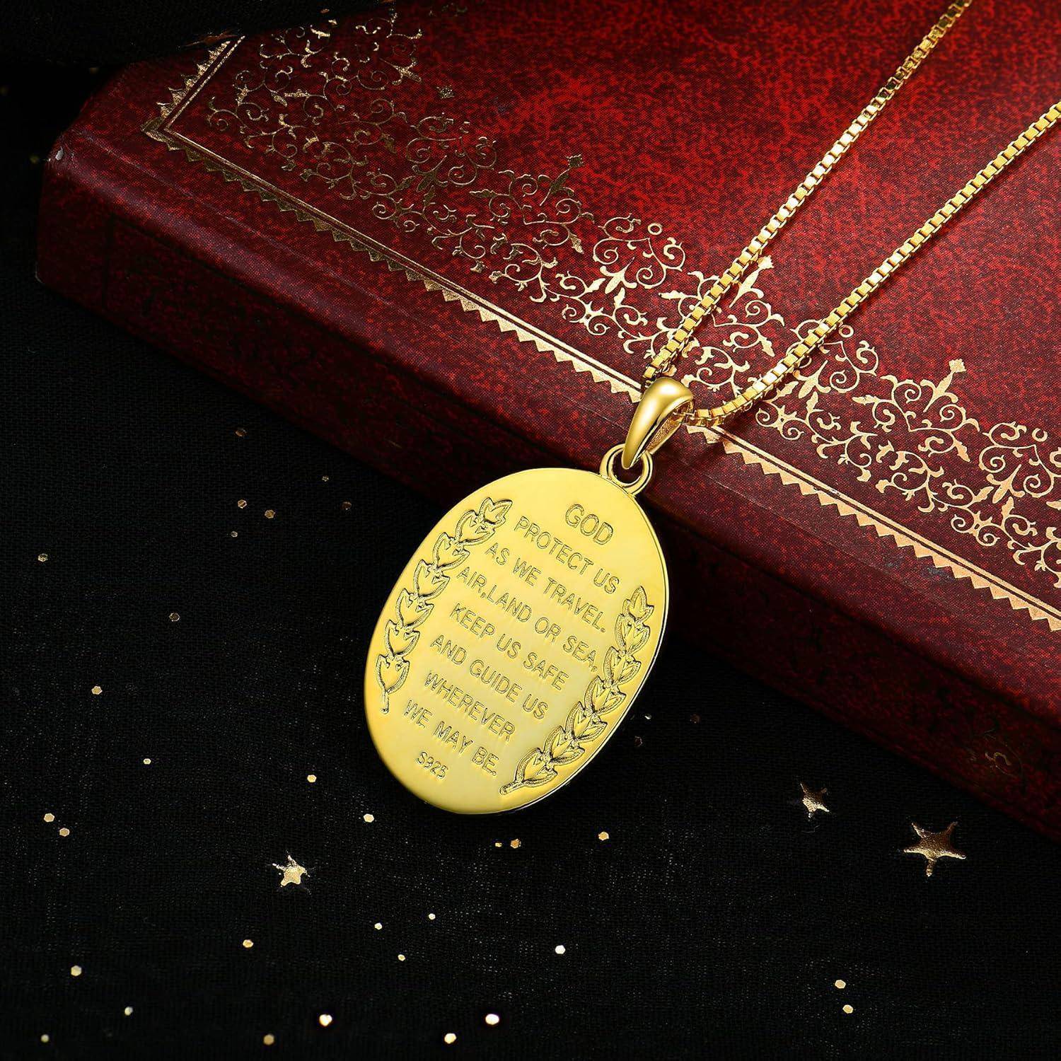Goldenes ovales Anhängerkollier mit der Gravur „GOD PROTECT US