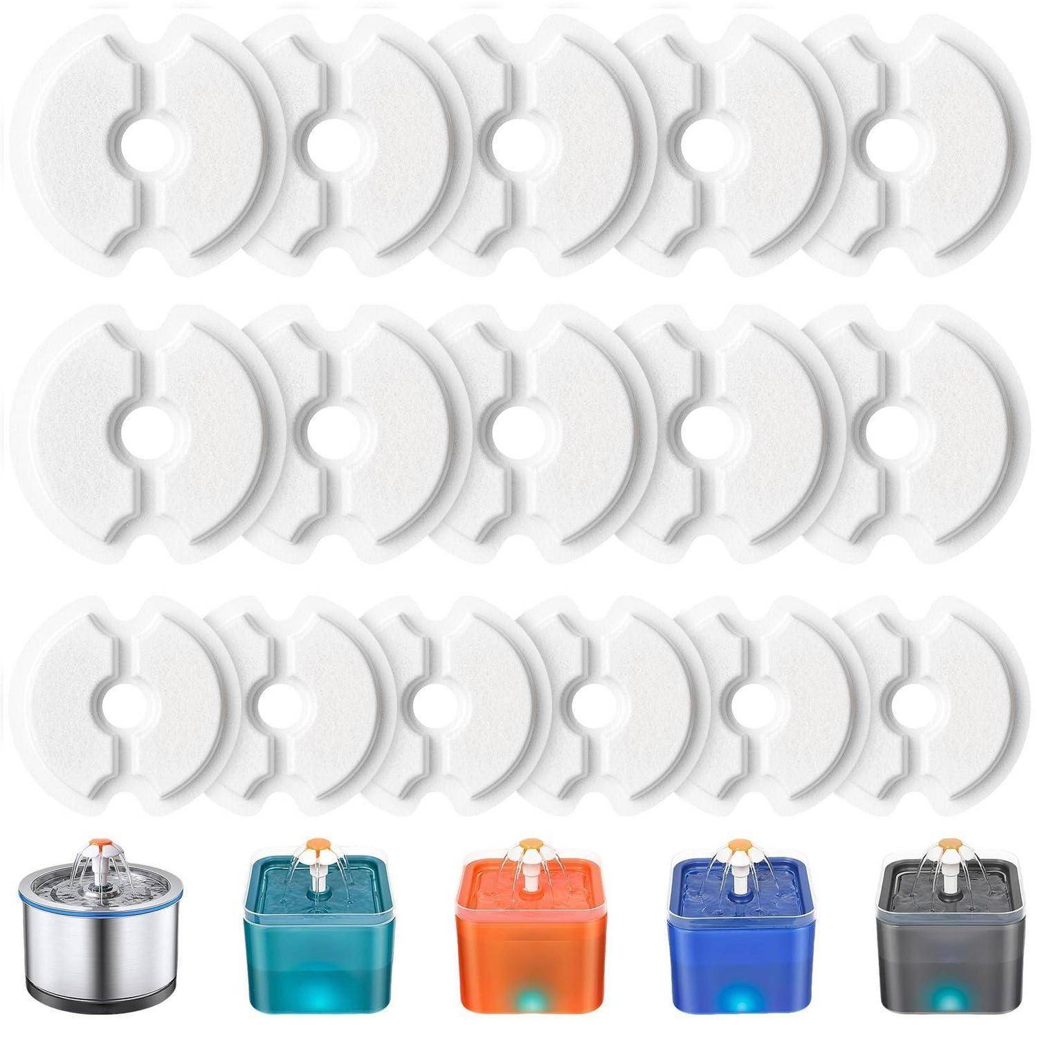 Bild von runden weißen Ersatzfilterpolstern in verschiedenen Größen über fünf kleinen Luftbefeuchtern oder Diffusern in Silber, Türkis, Orange, Blau und Schwarz.