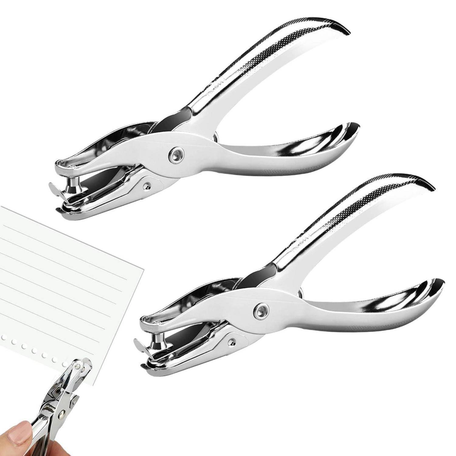 Zwei silberne tragbare Locher-Zangen auf weißem Hintergrund, wobei eine liniertes Papier durchlöchert, das von einer Hand gehalten wird.