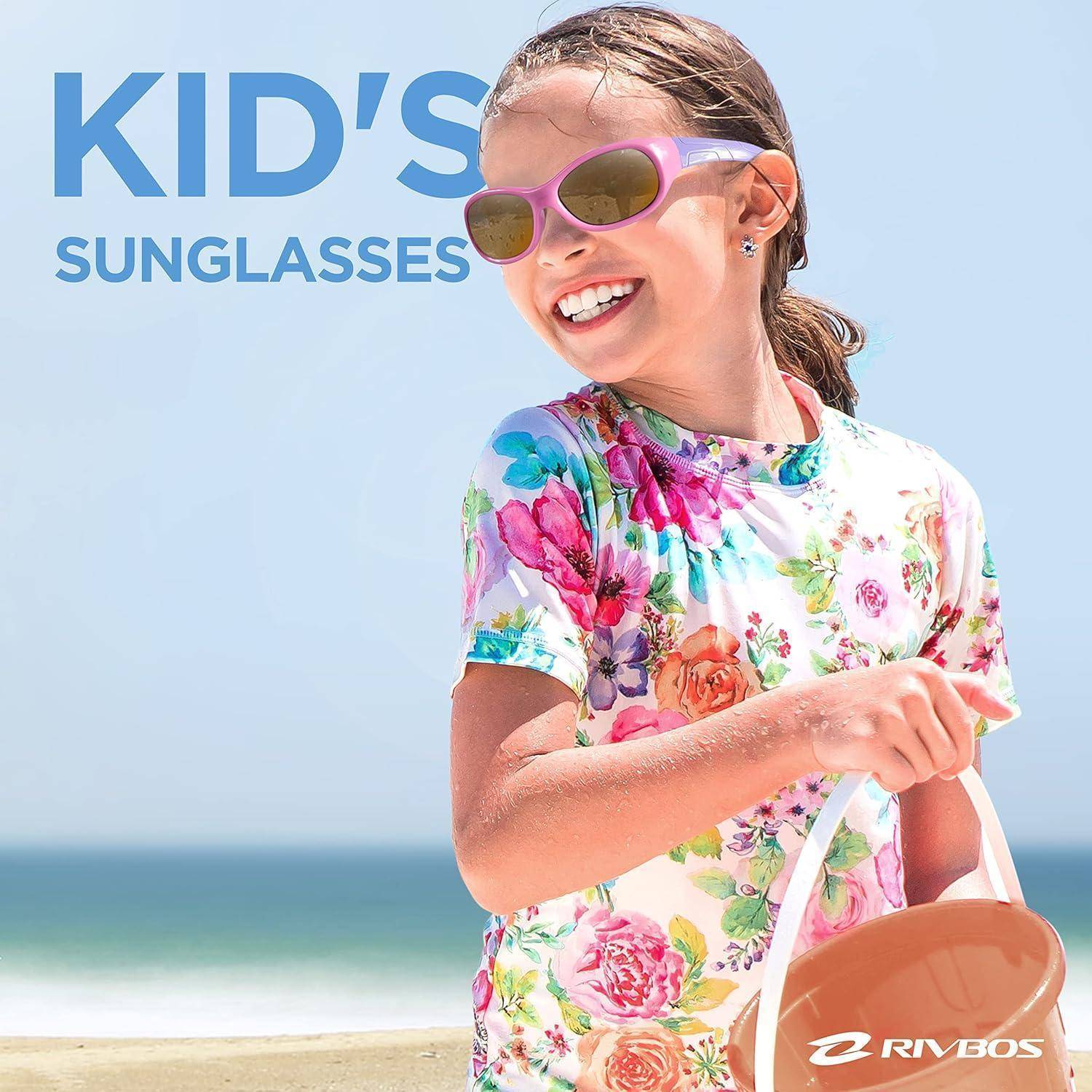 Lachendes Mädchen mit rosa Sonnenbrille und Blumenshirt hält einen Strandeimer; Text lautet "KINDERSONNENBRILLE"".