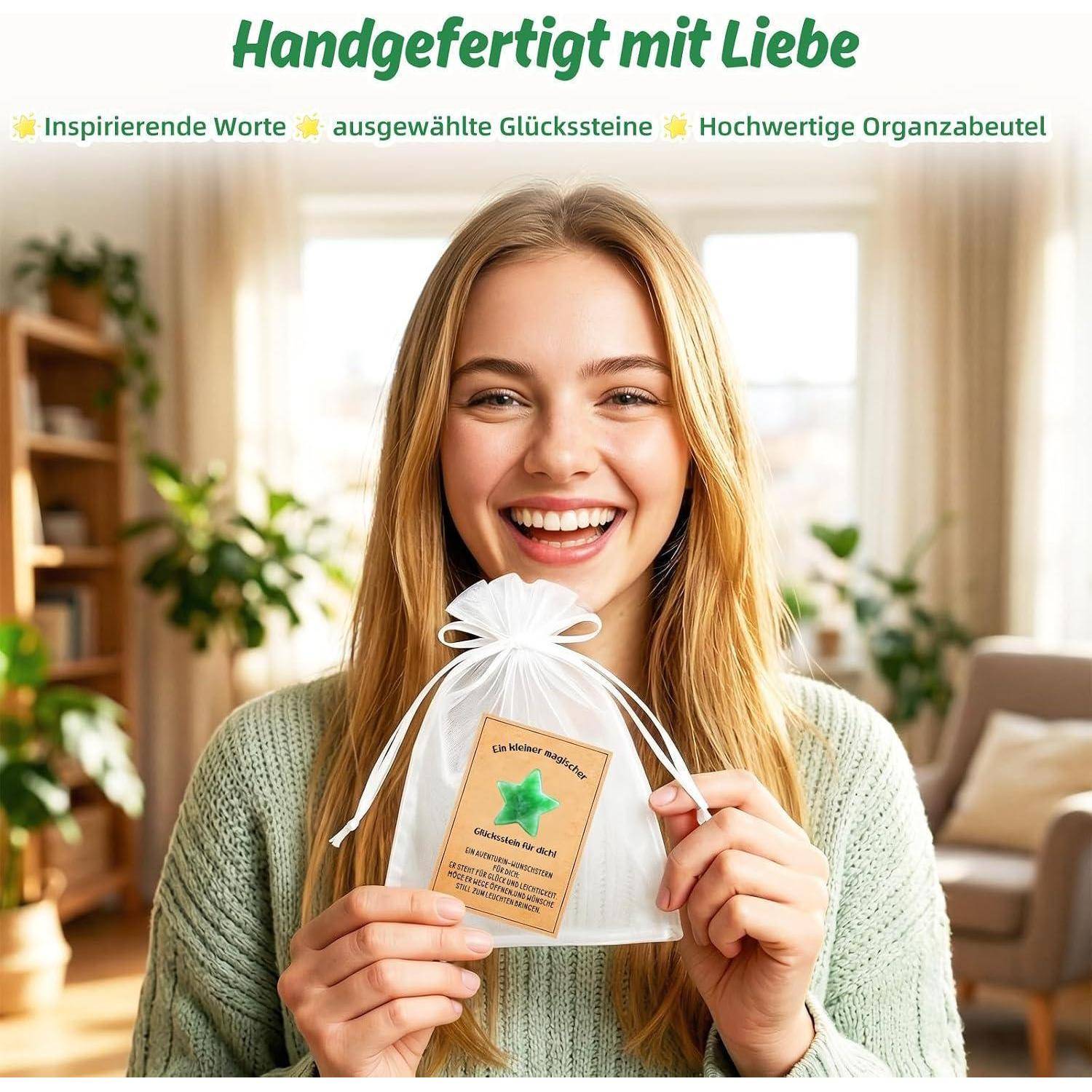 Lächelnde Frau hält eine weiße Organza-Geschenktasche mit einem grünen Sterntoken; der Text lautet „Handgefertigt mit Liebe