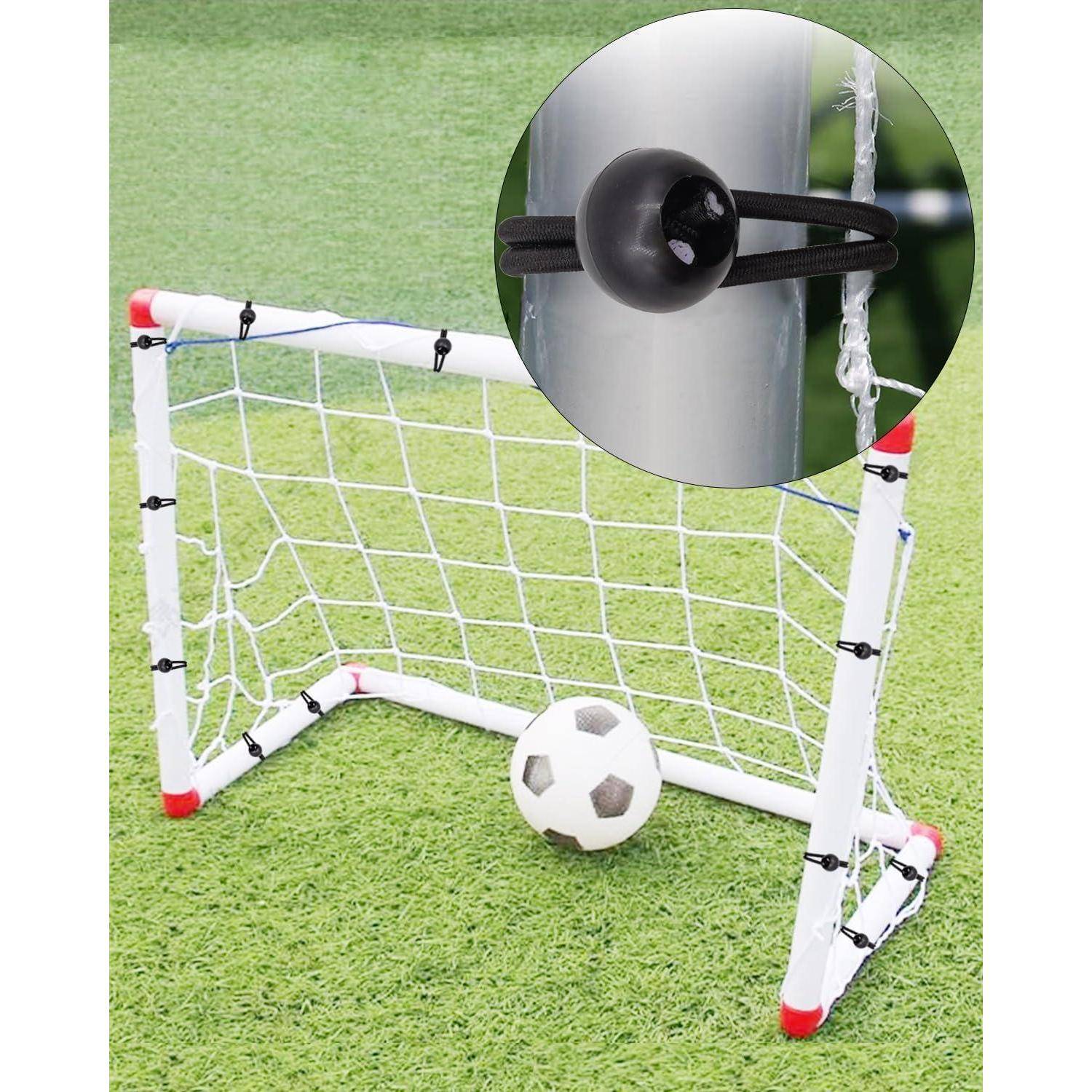 Miniatur-Fußballtor auf Gras mit einem Ball im Netz, gezeigt mit einer Nahaufnahme eines Saugnapf- und Riemenverbindungsdetails.