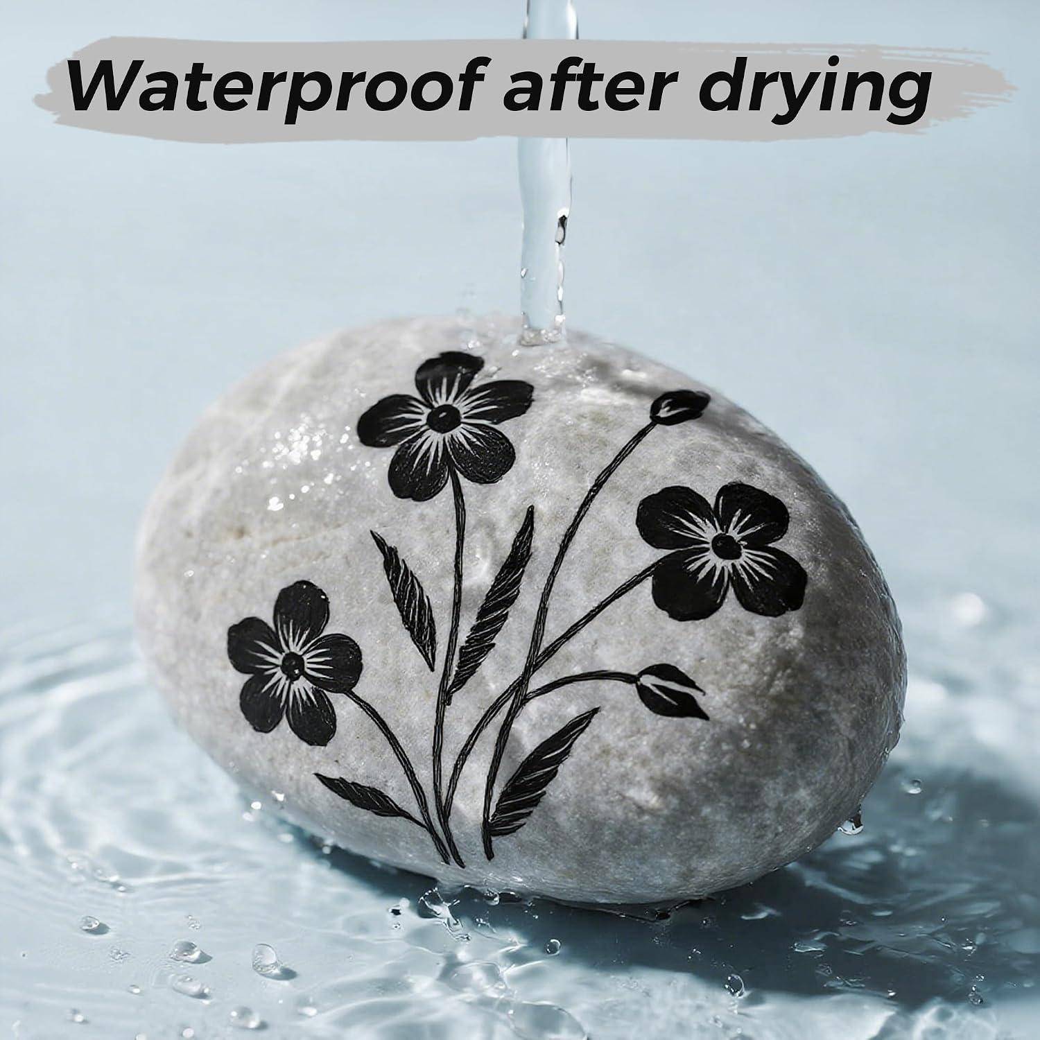 Stein mit schwarzem Blumenmuster bleibt nach dem Trocknen wasserdicht, während Wasser darüber fließt