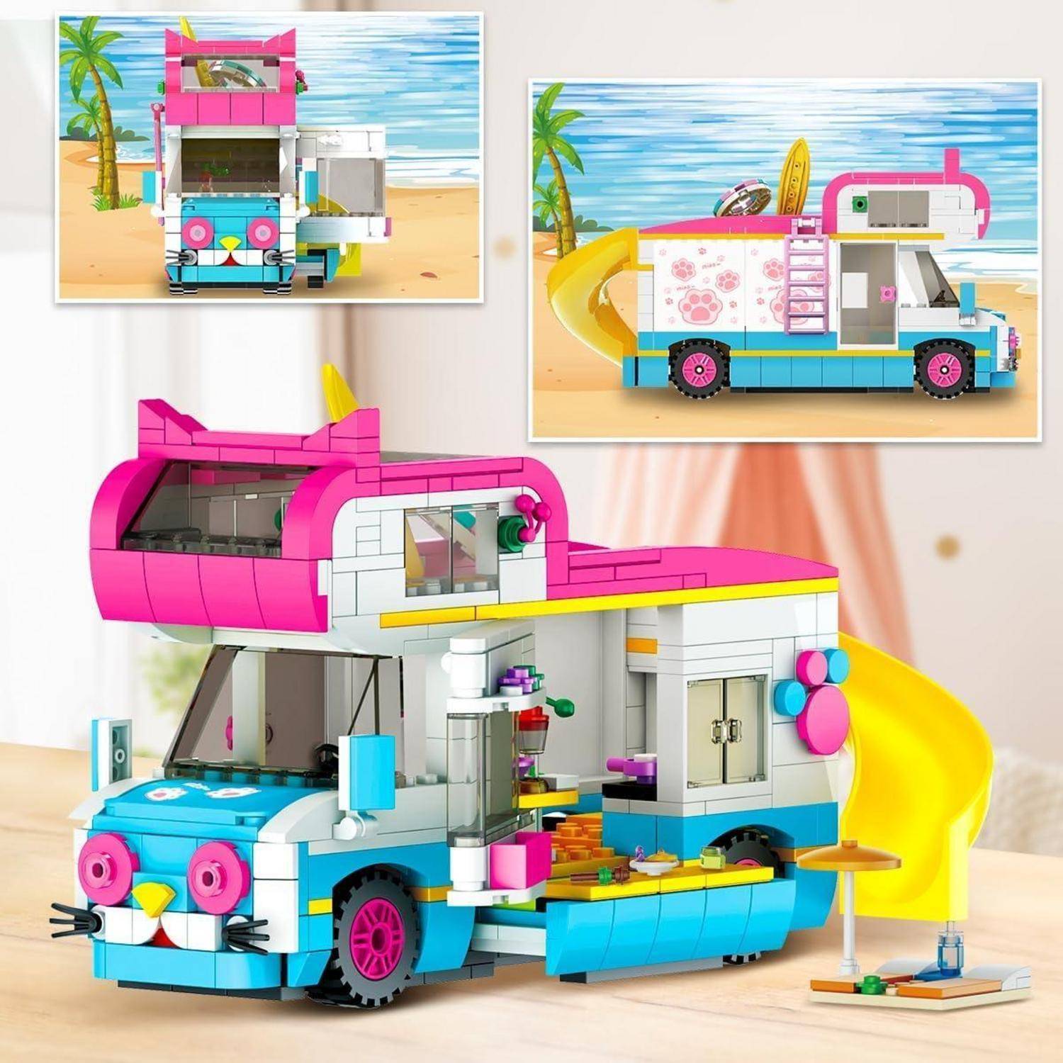 Buntes LEGO-ähnliches katzenförmiges Wohnmobil-Spielset in Rosa, Blau und Weiß, mit Details gezeigt in Front- und Seitenansichten mit Strandszenen-Einsätzen im Hintergrund.
