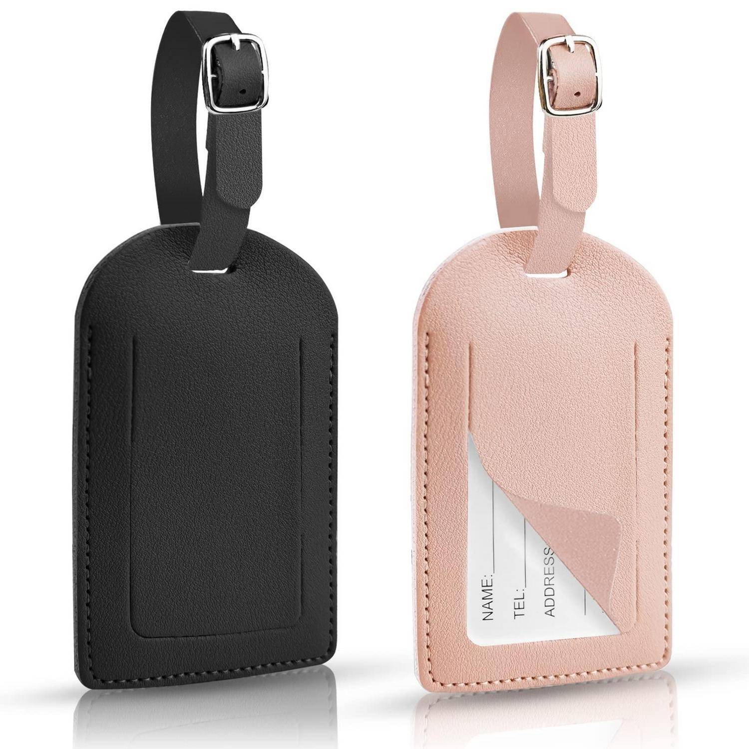 Zwei Lederanhänger für Gepäckaufkleber nebeneinander, einer schwarz geschlossen und einer in zartem Rosa offen, um eine Adresskarte zu zeigen.