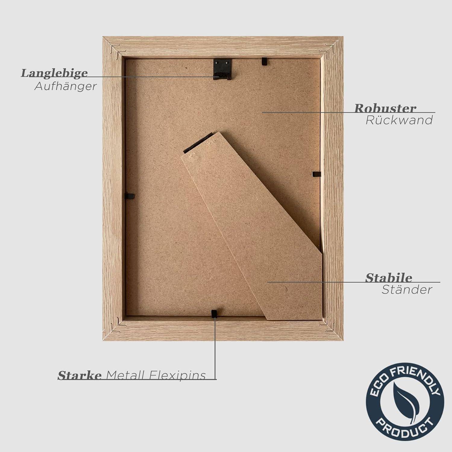 Rückseite eines hölzernen Fotorahmens mit beschrifteten Merkmalen auf Deutsch: robuste Aufhängung, stabiles Rückenpanel, standfester Ständer und starke Metallflexstifte; Öko-Produkt-Plakette.