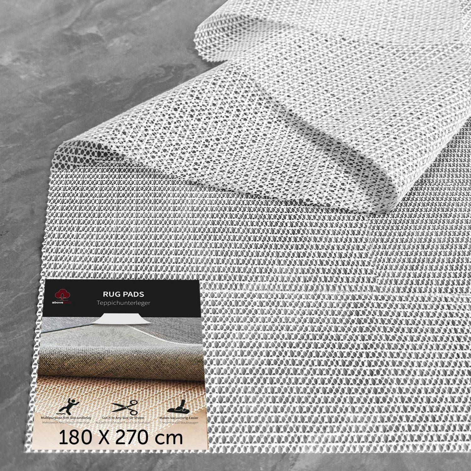 Gerollter hellgrauer Teppich mit gewebtem geometrischem Muster, gekennzeichnet mit „RUG PADS