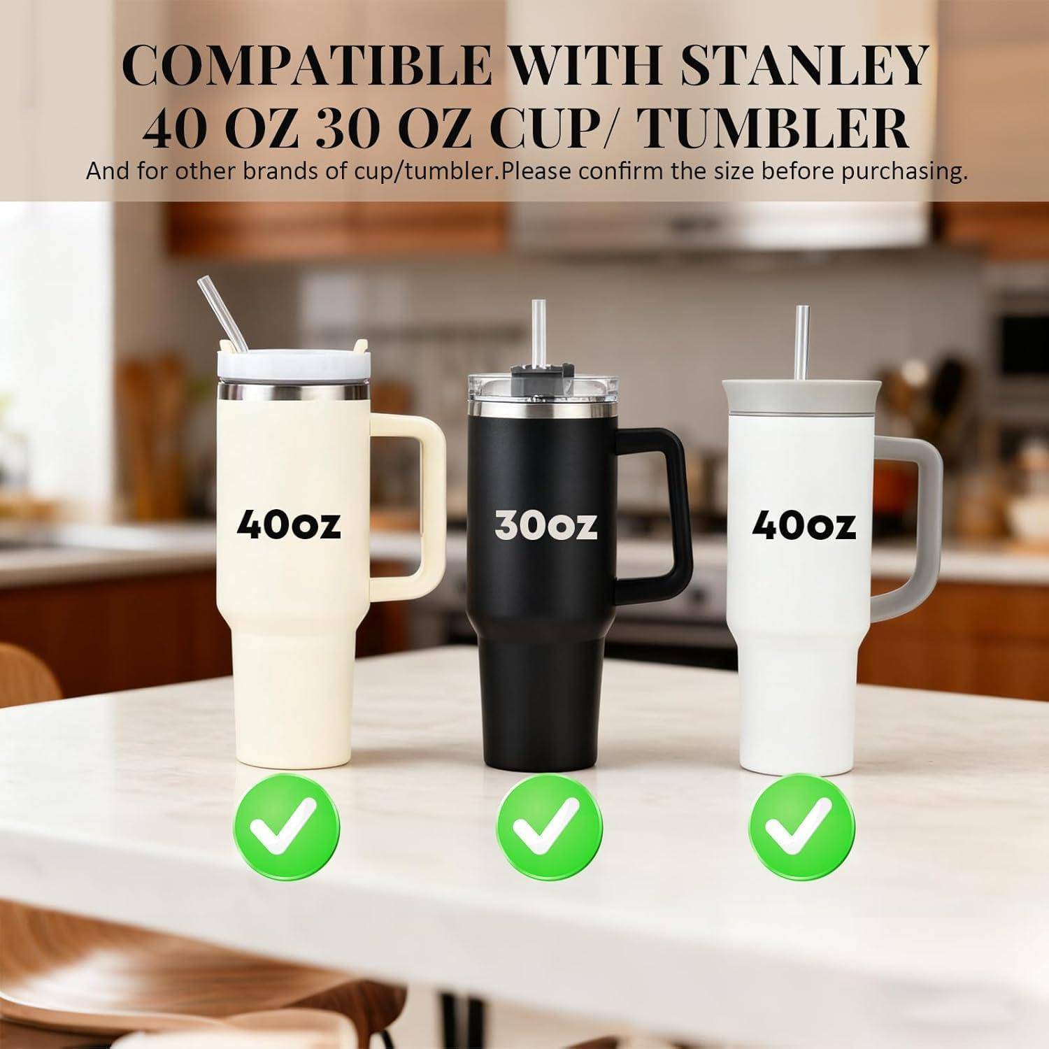 Anzeige zeigt drei Becher mit Griffen und Strohhalmen, die mit „400oz", „30oz"" und „400oz"" gekennzeichnet sind, und besagt, dass sie mit Stanley 40 oz und 30 oz Bechern/Tumblers kompatibel sind.
