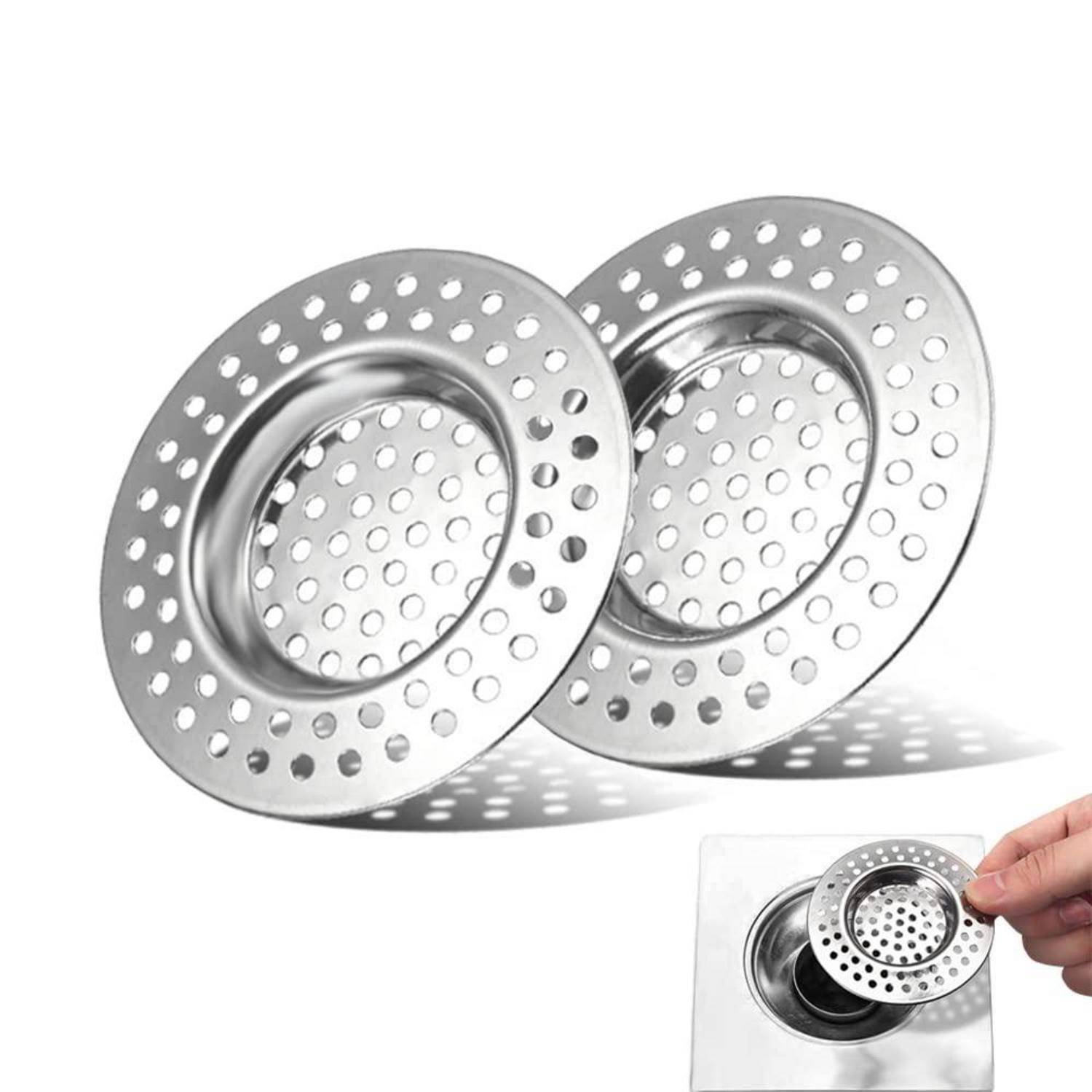 Zwei Edelstahl-Spülensiebe mit perforierten Kanten, eines wird in eine quadratische Dusch- oder Spülbeckenöffnung eingeführt.