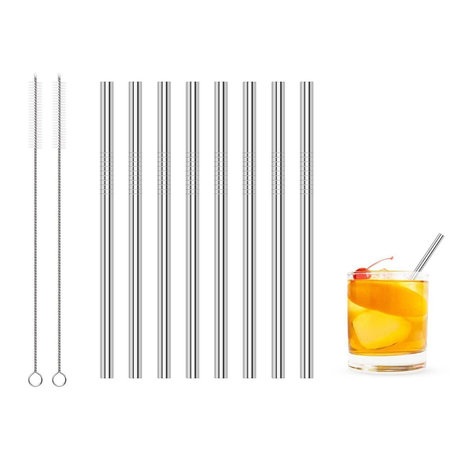 Satz wiederverwendbarer Edelstahlstrohhalme mit zwei Reinigungsbürsten neben einem Glas Orangengetränk mit Eis und einem Strohhalm.
